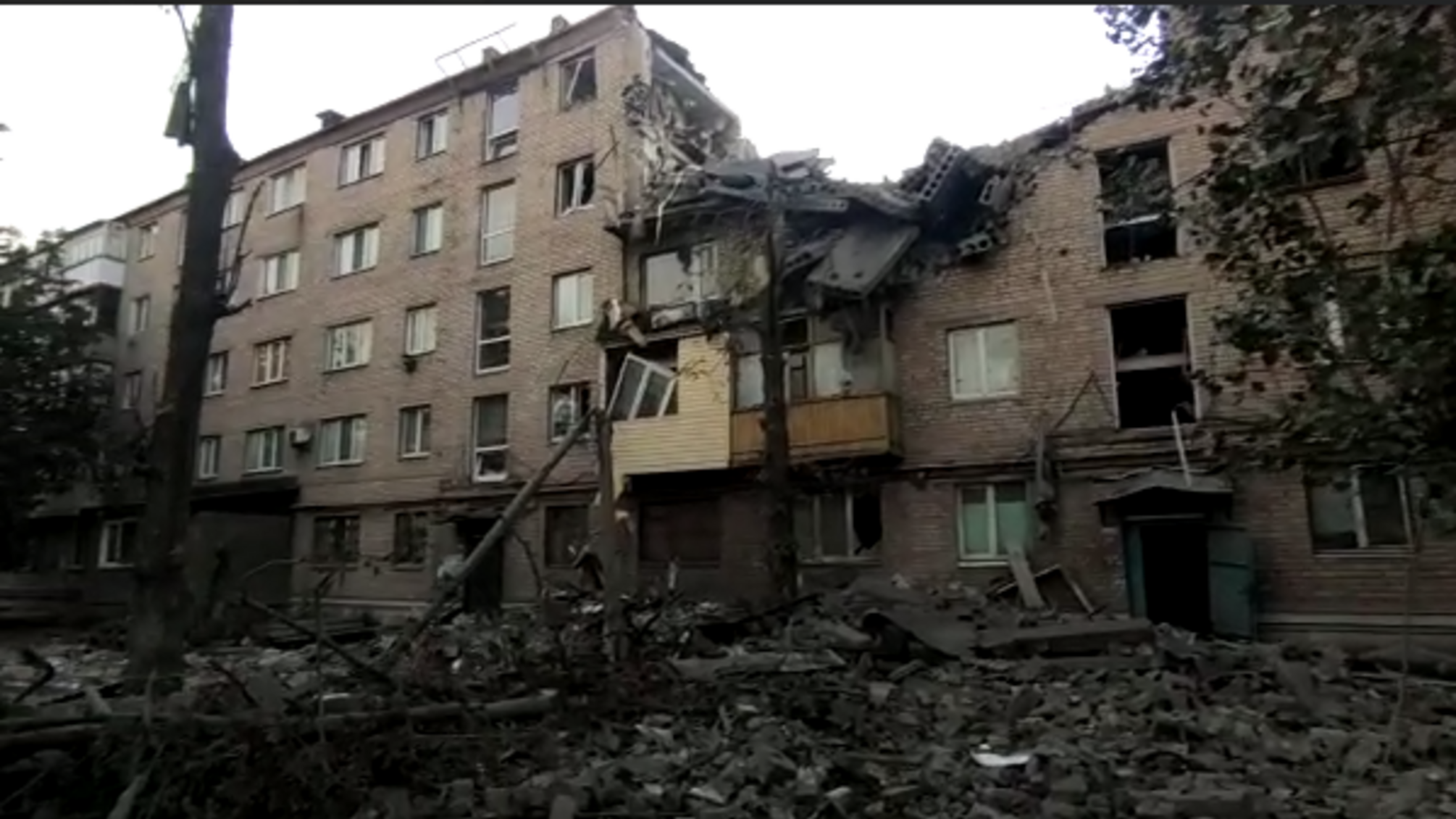 Ночной обстрел Бахмута: россияне попали в жилой дом, люди под завалами (видео)