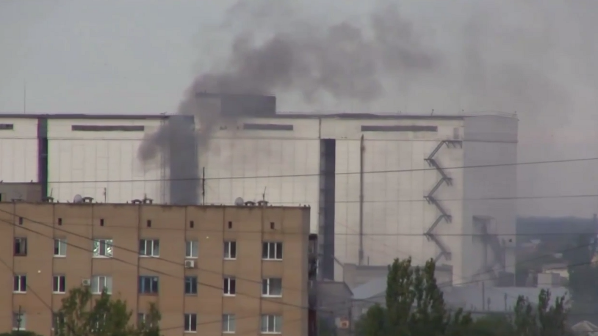 В окупованому Мелітополі – вибухи: у місті піднявся стовп диму (відео)