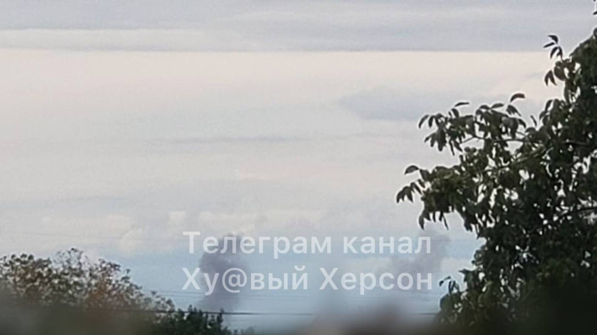 В Новой Каховке – взрывы: после 'прилетов' в небо поднялся столб дыма (фото)