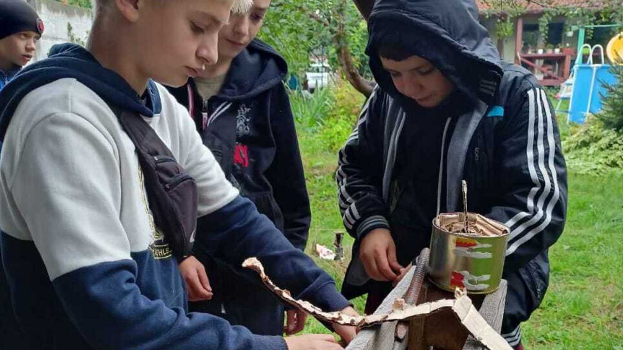Козаки з 'Межигірського соколу' готують окопні свічки для ЗСУ