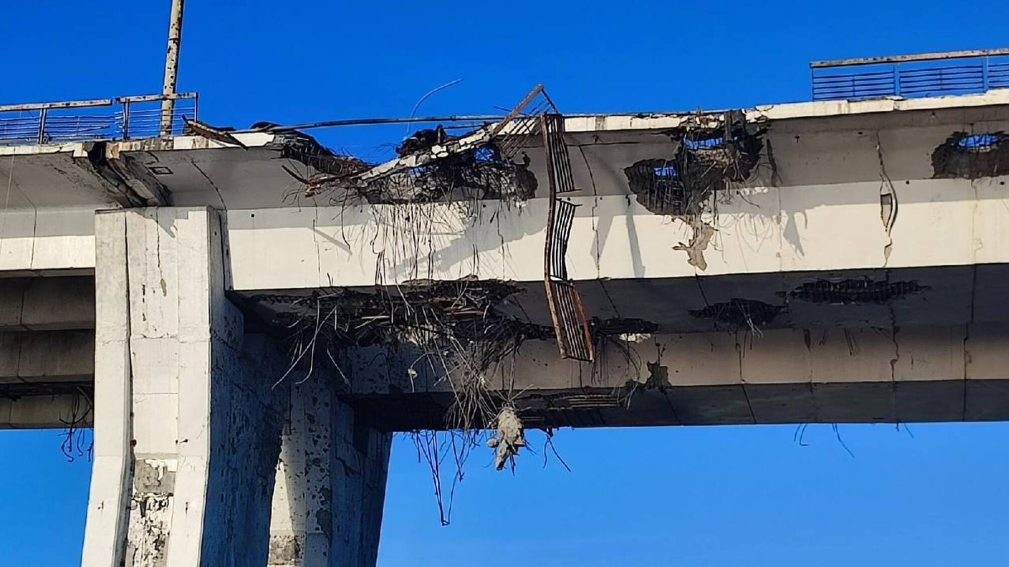 Оккупанты пытаются 'оживить' Антоновский мост под Херсоном: появилось свежее видео повреждений