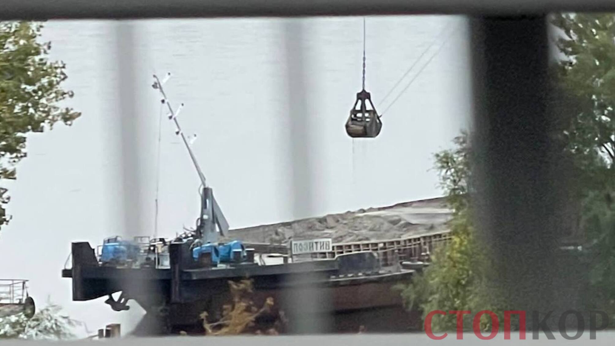 загрузка баржі піском