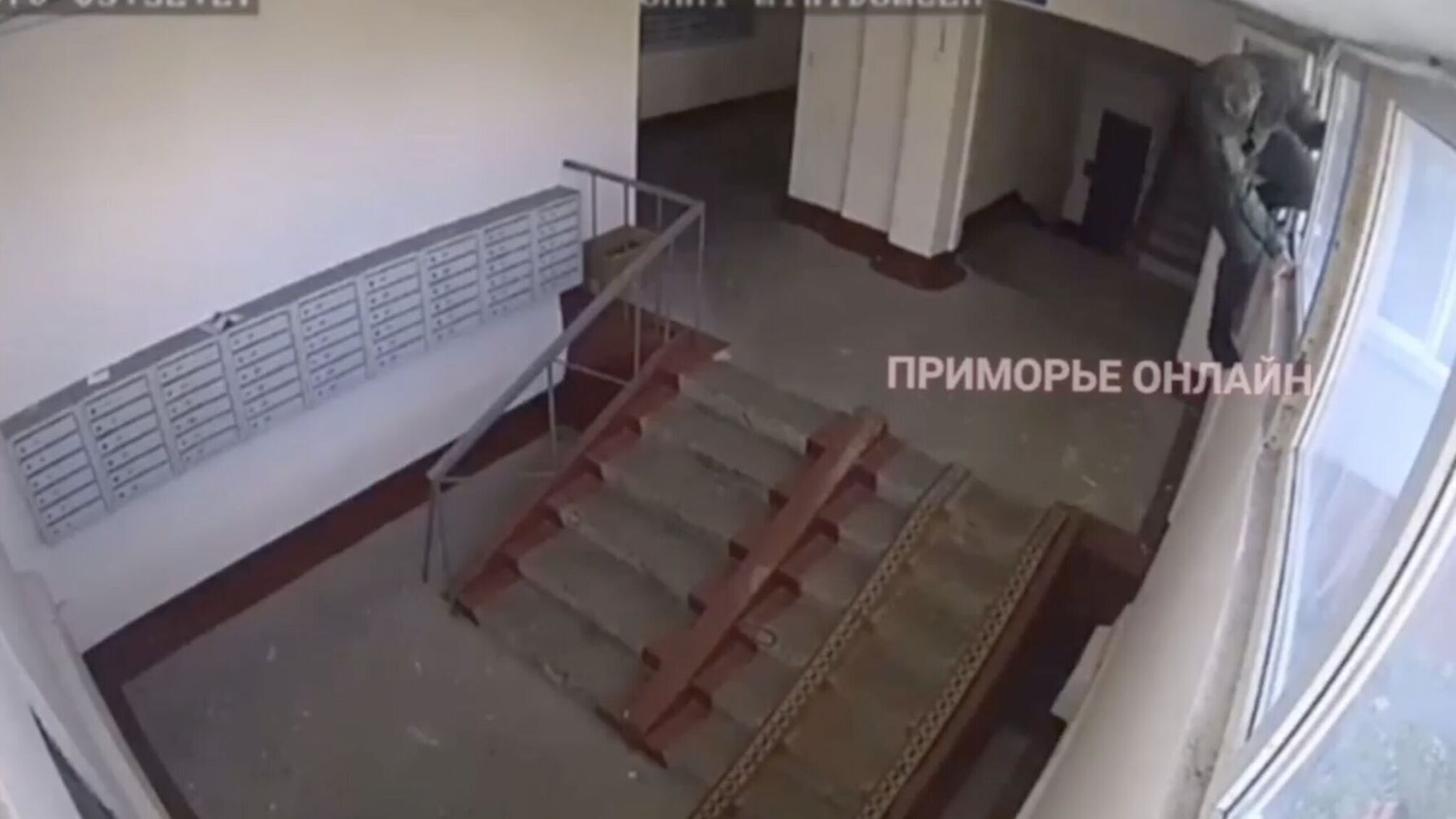 У росії військкоми лізуть через кватирку, аби потрапили у будинок до призовників (відео)
