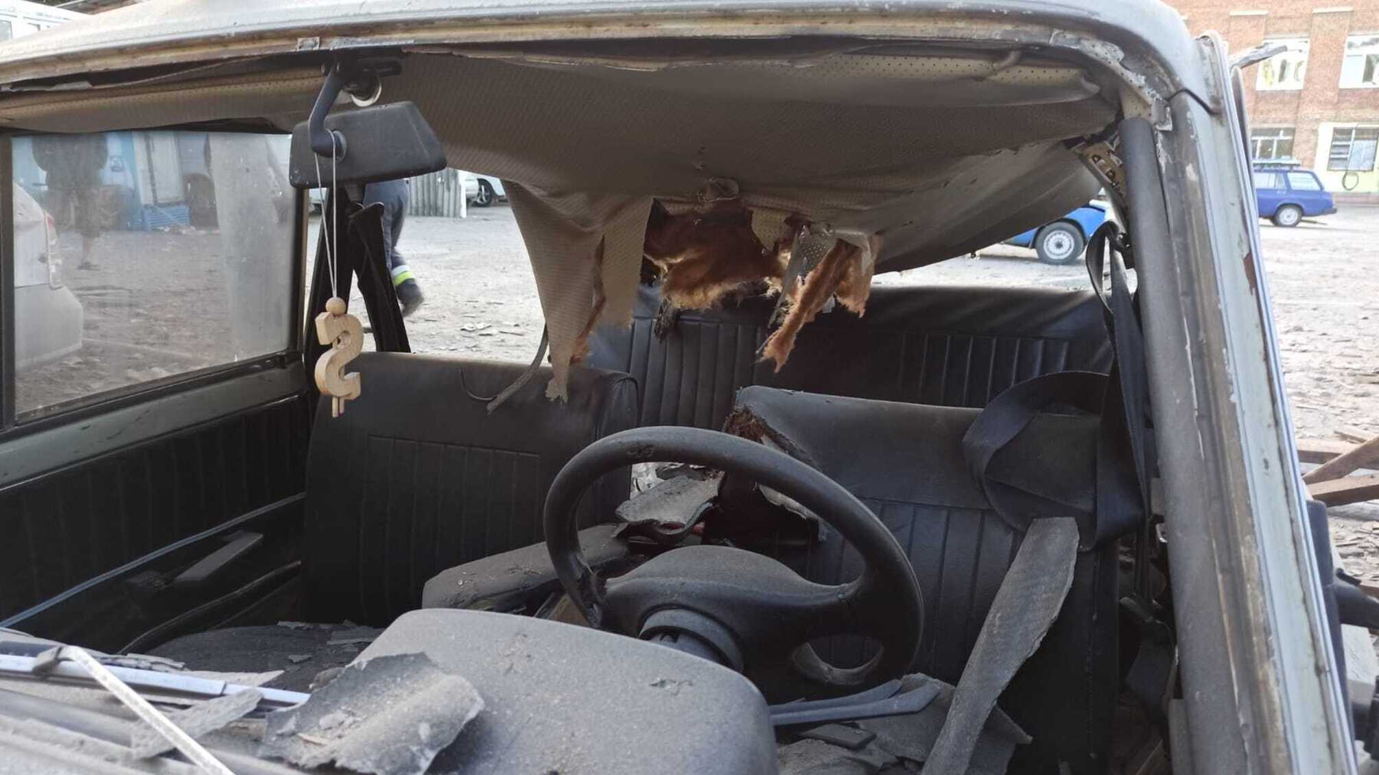 Поврежденные дома и автомобили: мэр Марганца обнародовал фото последствий вражеского обстрела