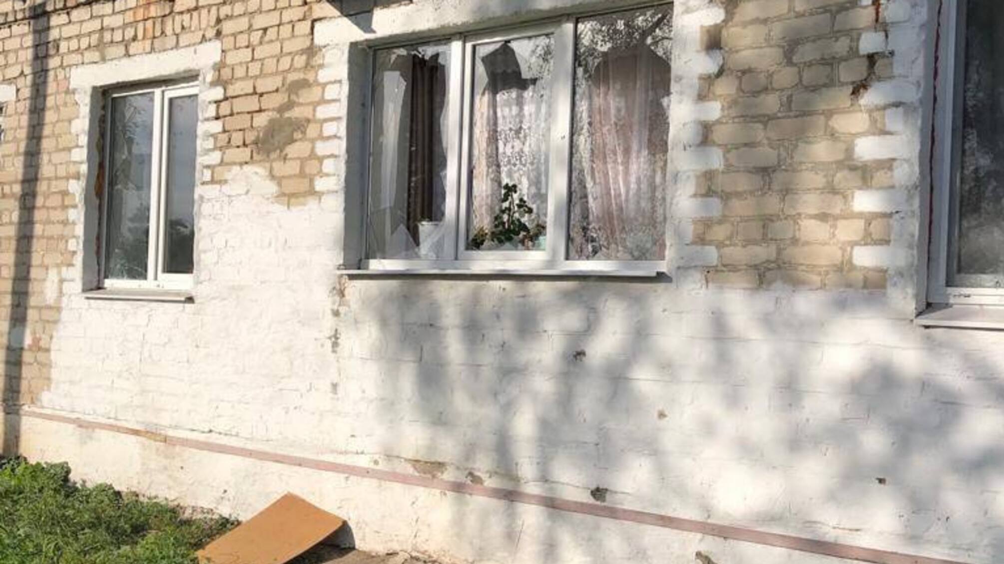 наслідки обстрілу розбите вікно