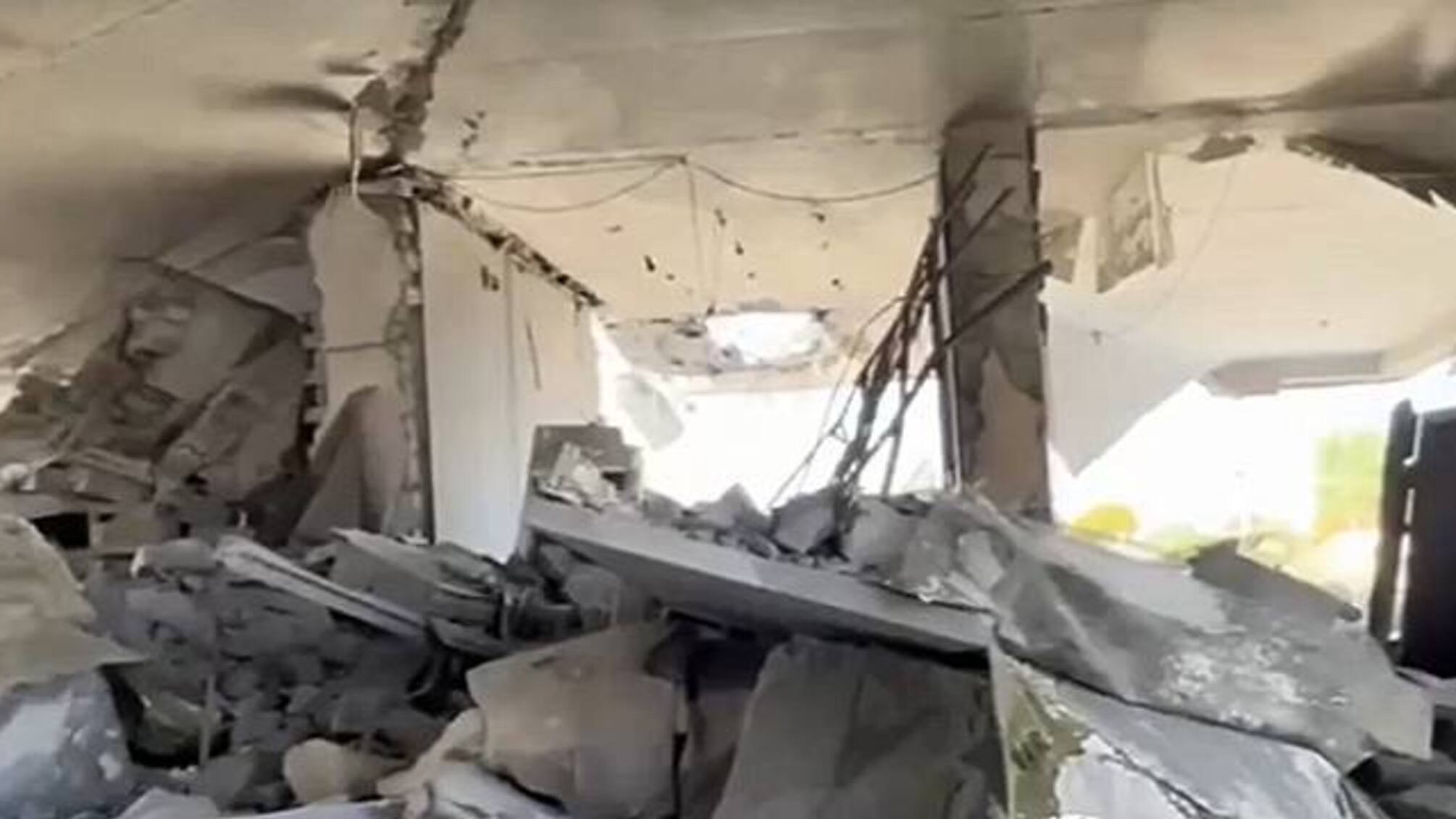 перші кадри з місця удару ЗСУ по місцю проживання російських військових у Херсоні