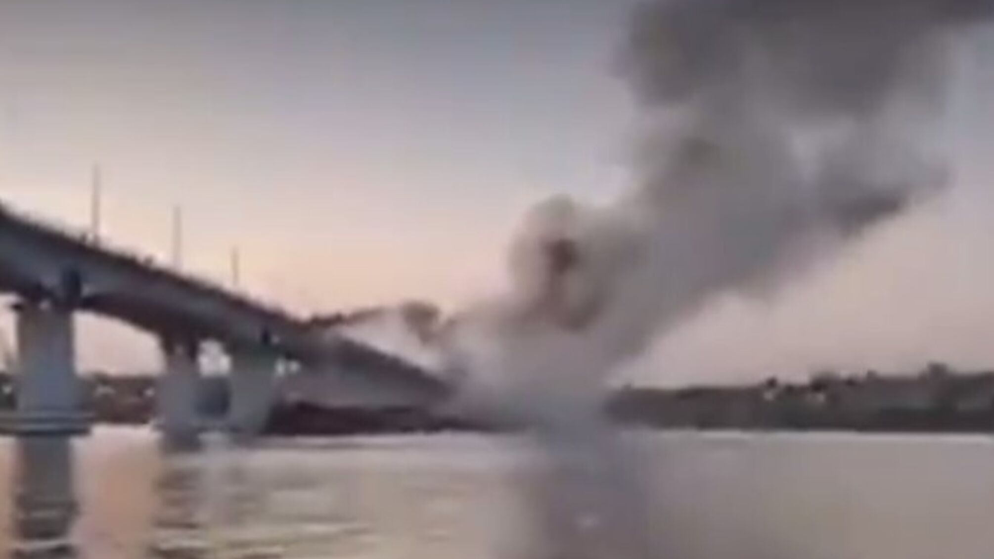 В сети появились яркие кадры попадания по Антоновскому мосту - видео