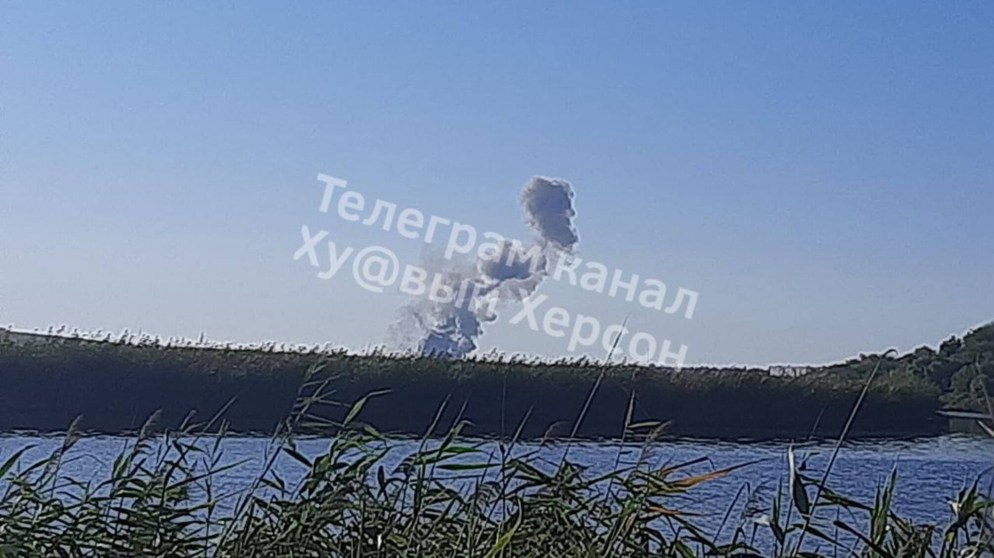 На Херсонщині продовжує вибухати ворожа техніка й переправи