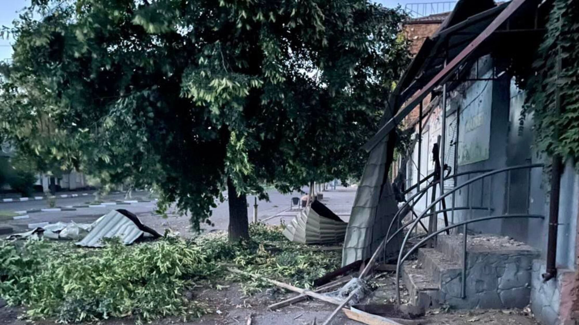 Оккупанты обстреляли Никополь из артиллерии: есть разрушения (фото)