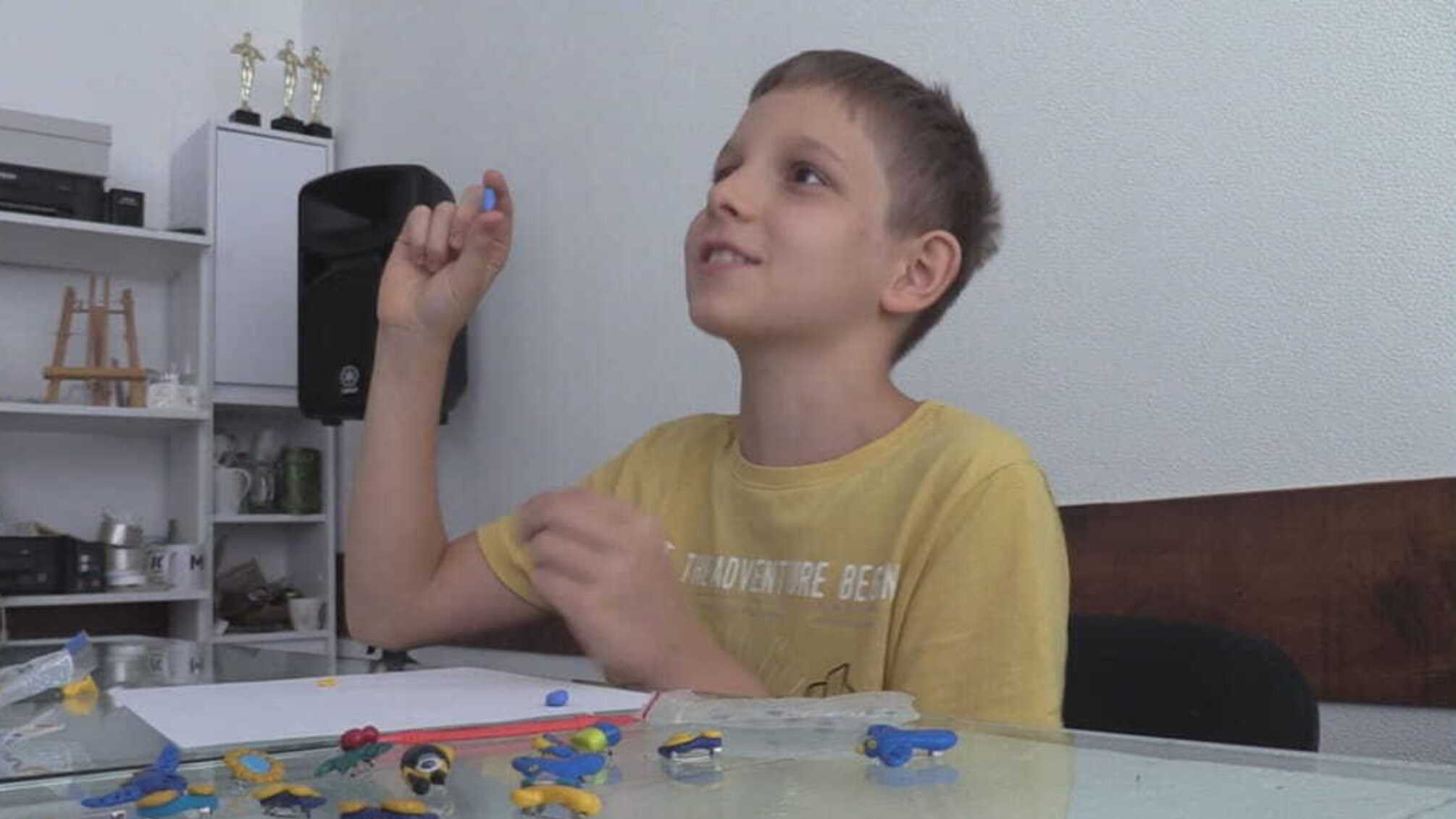 9-летний Андрей из Черкасс производит фигурки с украинскими супергероями, чтобы задонатить на ВСУ