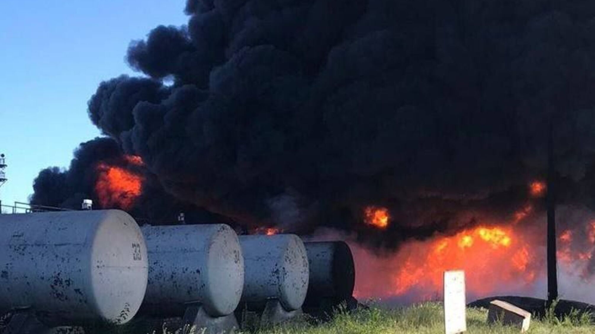 Ракетный удар по Кривому Рогу: в ОВА сообщили о пожаре на нефтебазе (фото)