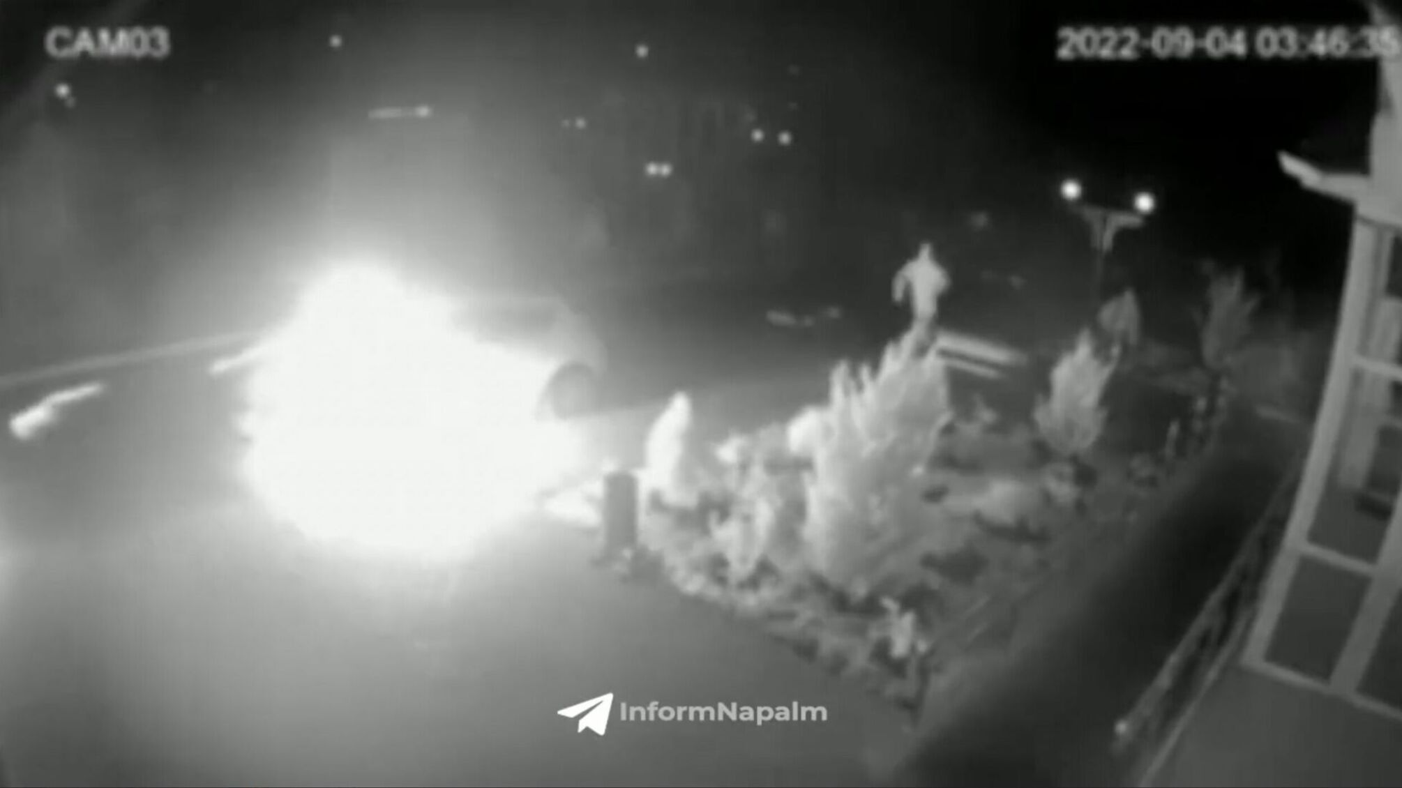У Краснодарі місцевий партизан підпалив дві автівки зі Z-свастикою (відео)