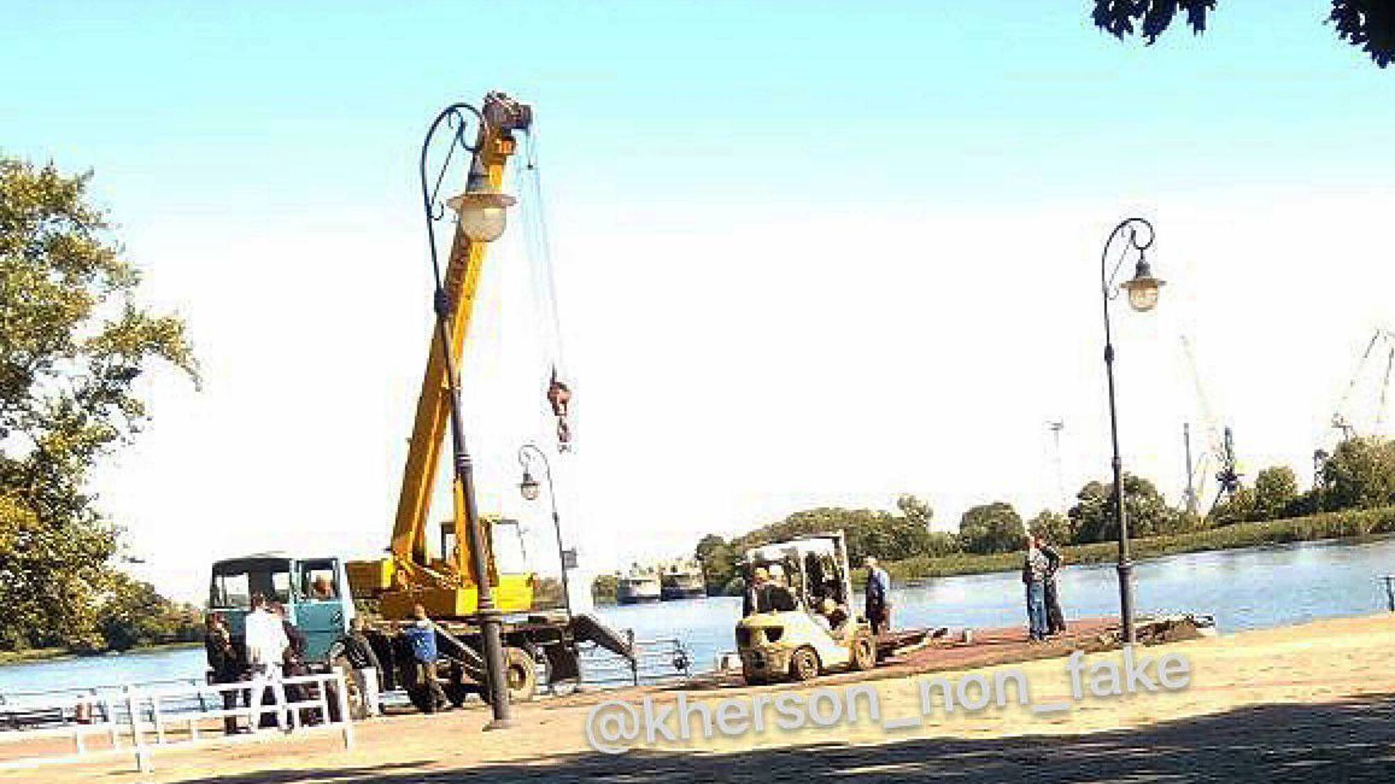 Окупанти будують нову переправу в Херсоні?