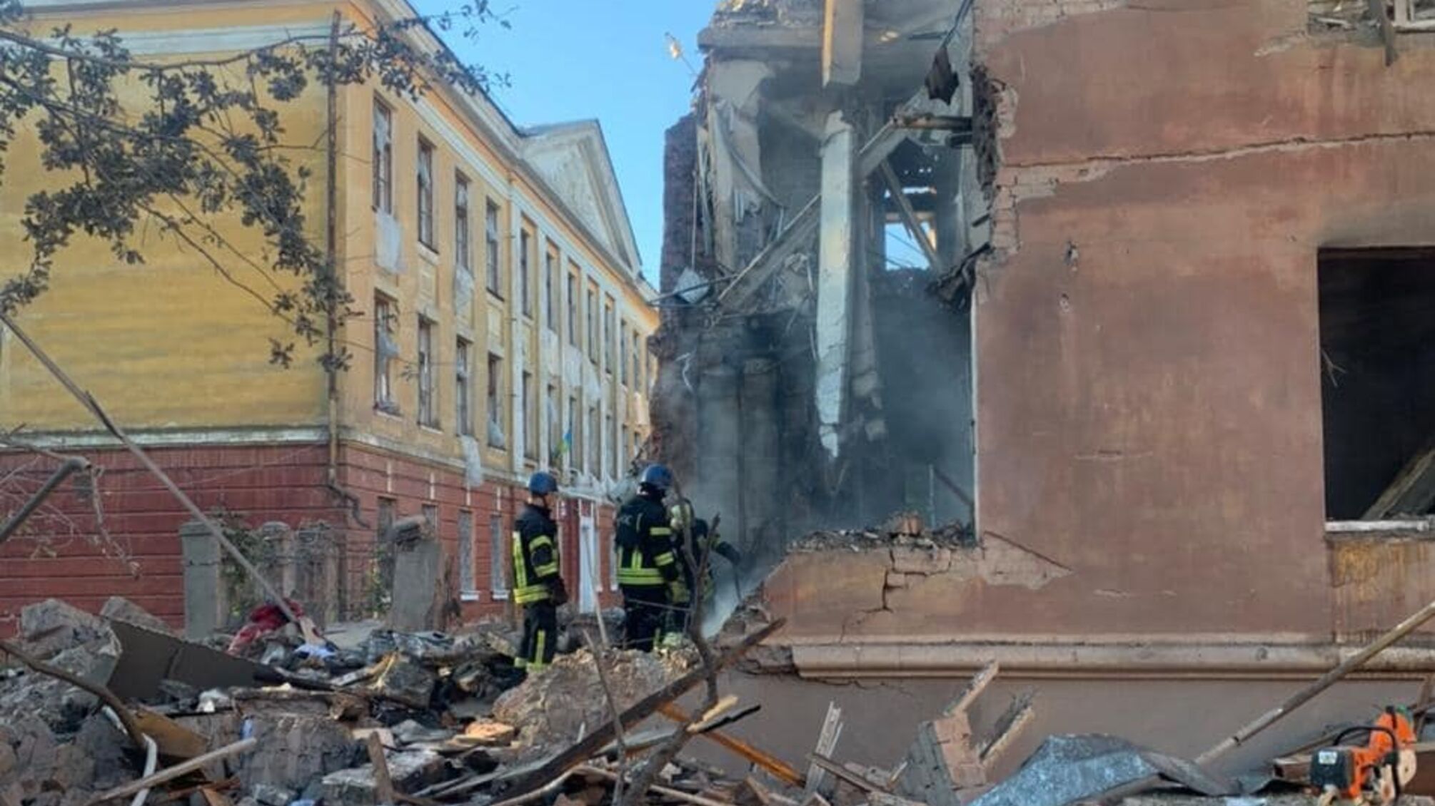 'Под завалами могут быть люди': в Славянске оккупанты ударили по многоэтажке (фото)