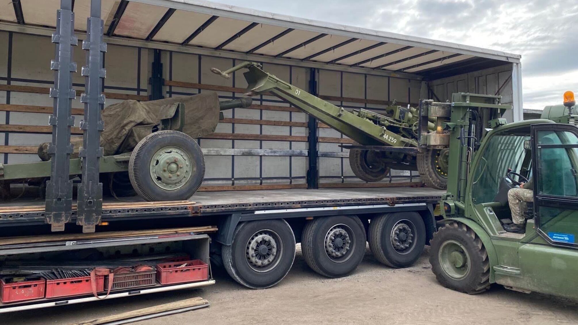 Новая помощь от друзей: Литва отправила в Украину 105-мм гаубицы (фото)