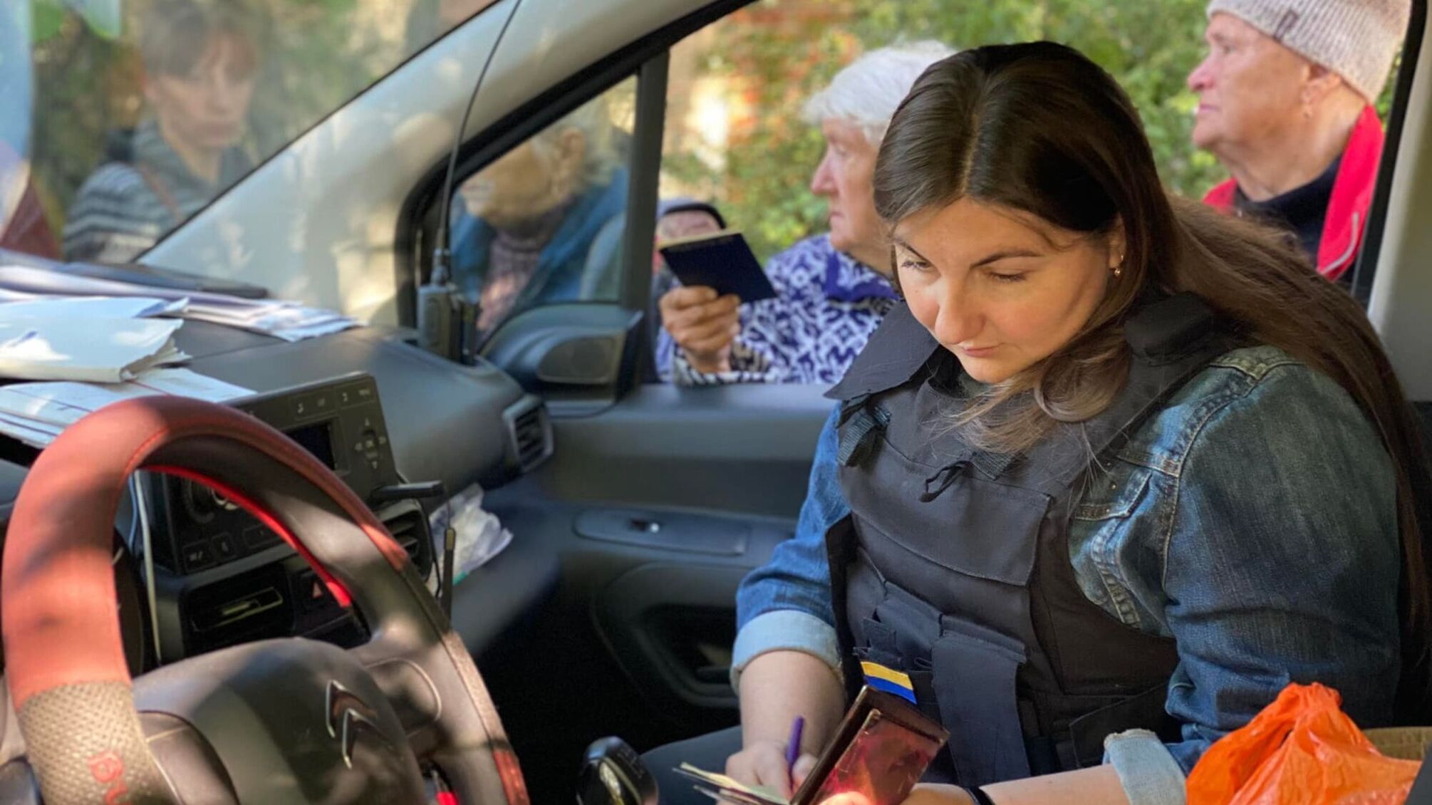 Пересувні бригади 'Укрпошти' розвозять пенсії жителям Святогірської громади