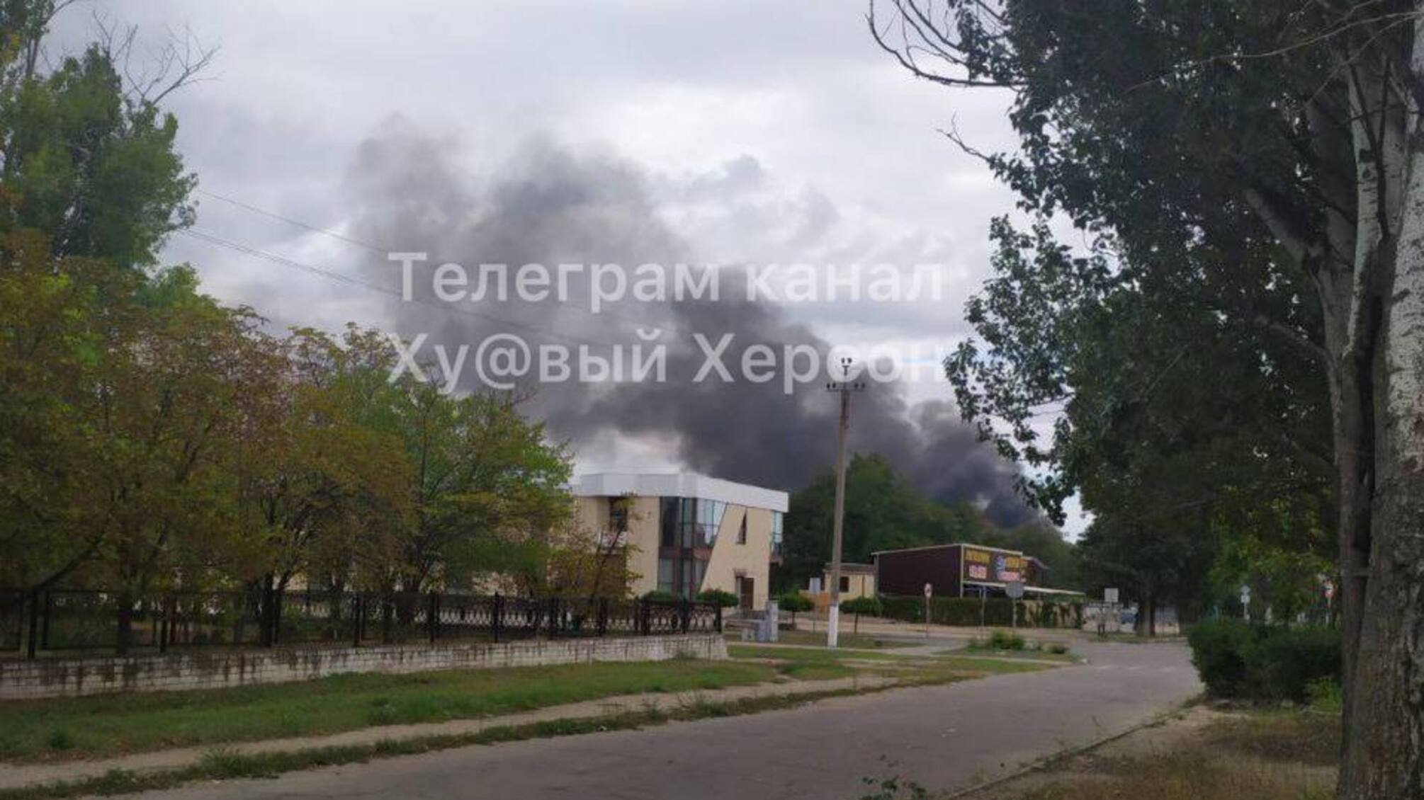 В Новой Каховке взрывы и пожар