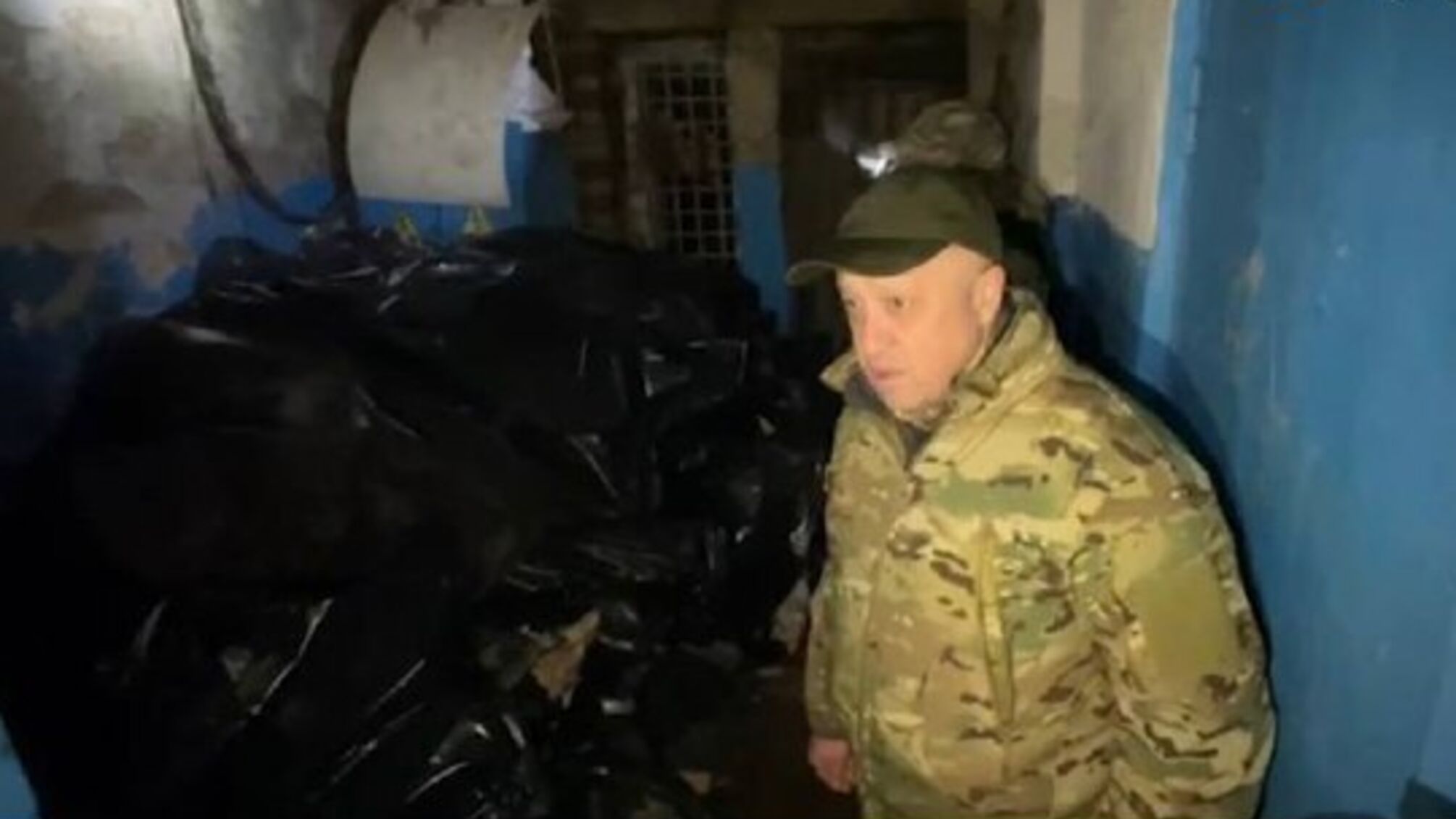 Морг переполнен оккупантами: Пригожин записал новогоднее поздравление на фоне мешков с трупами (видео)
