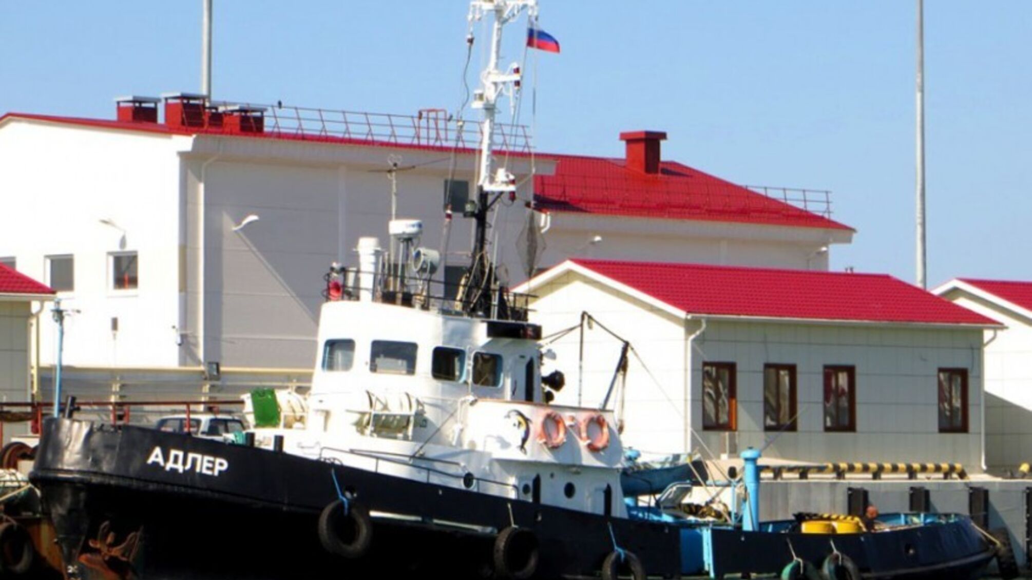 Буксир вспыхнул на севере Москвы