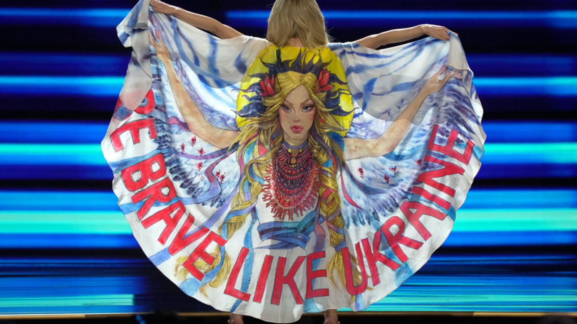 Українка вийшла на сцену у накидці з надписом «Be brave like Ukraine» ('Будь мужньою, як Україна')