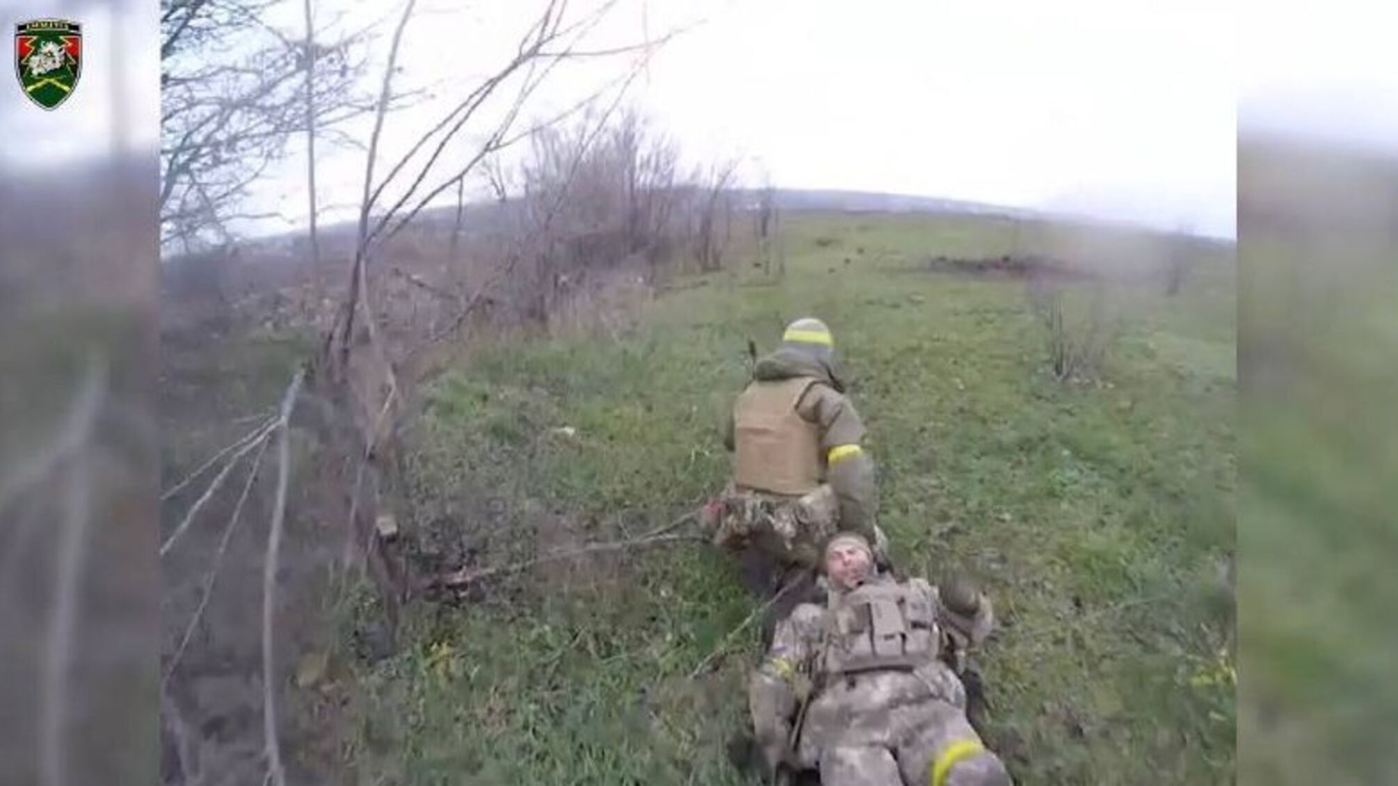 Герои Украины: воин ВСУ вытащил раненого побратима прямо из-под носа оккупантов (видео)