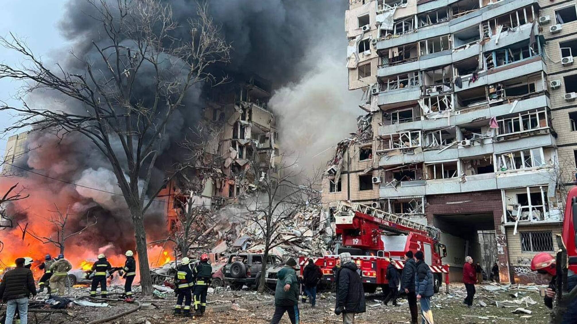 В результате атаки рф по Днепру погибли пять человек, пострадавших – более 60 (фото)