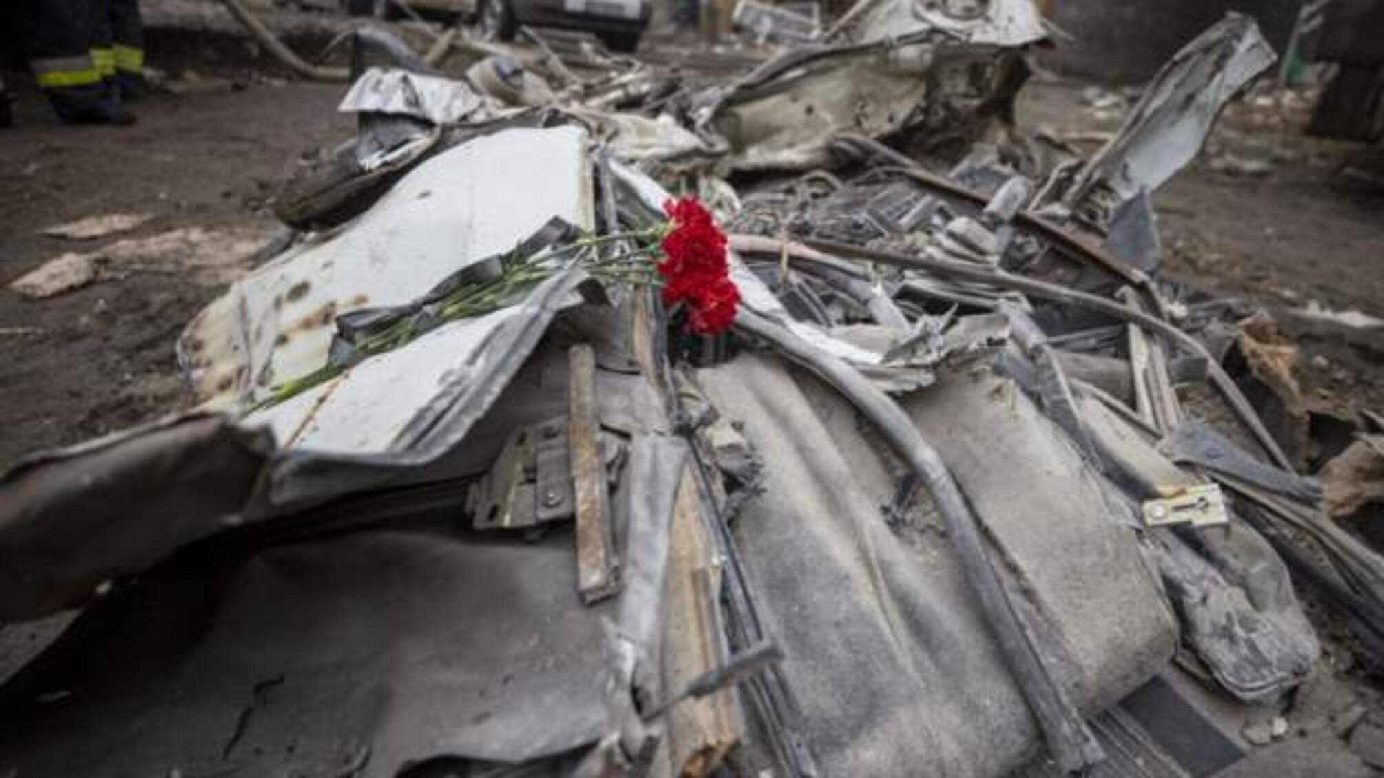 Спасатели продолжают разбирать завалы разрушенного дома в Днепре