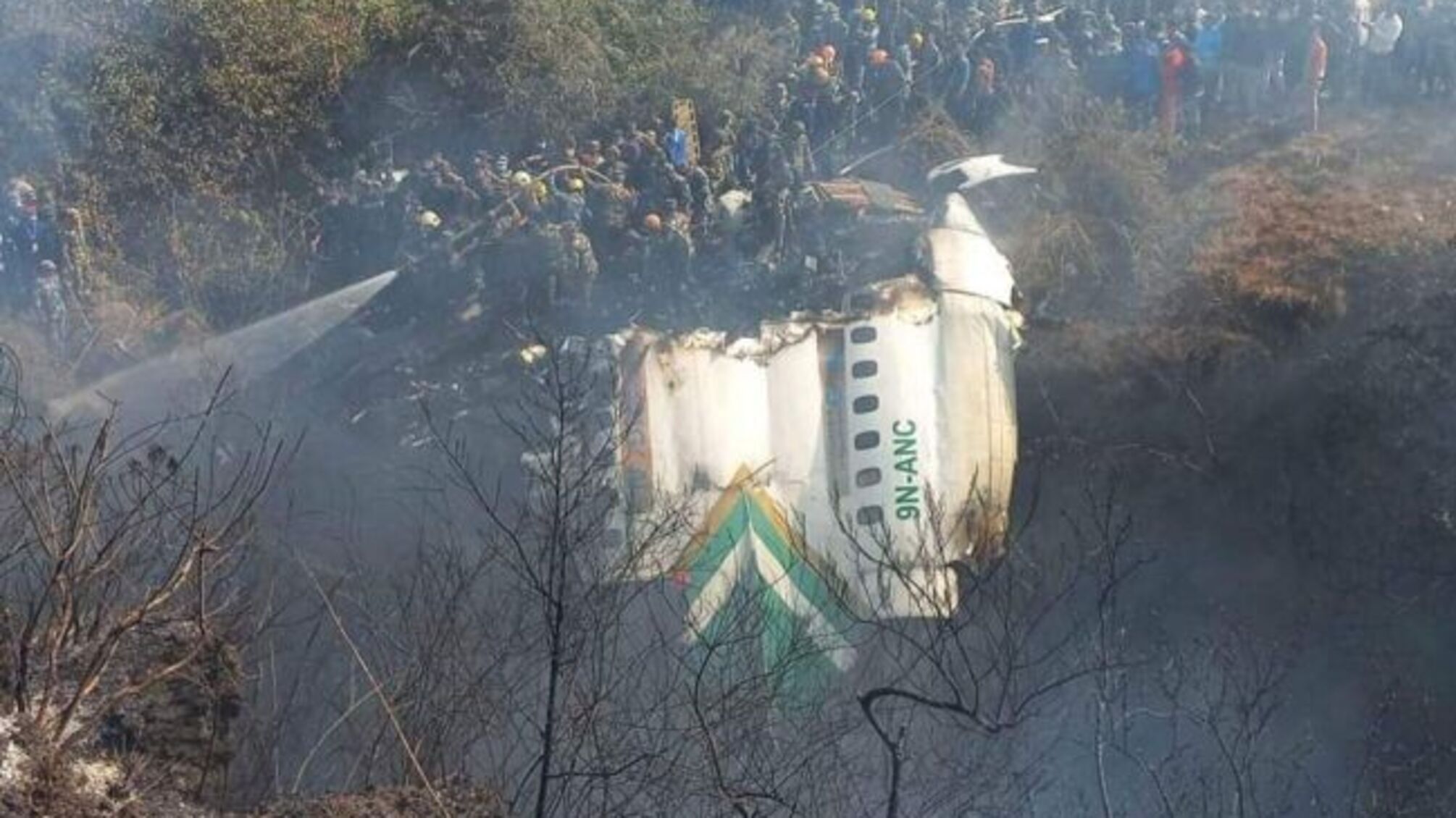 В Непале разбился пассажирский самолет: по меньшей мере 40 человек погибли (фото, видео)