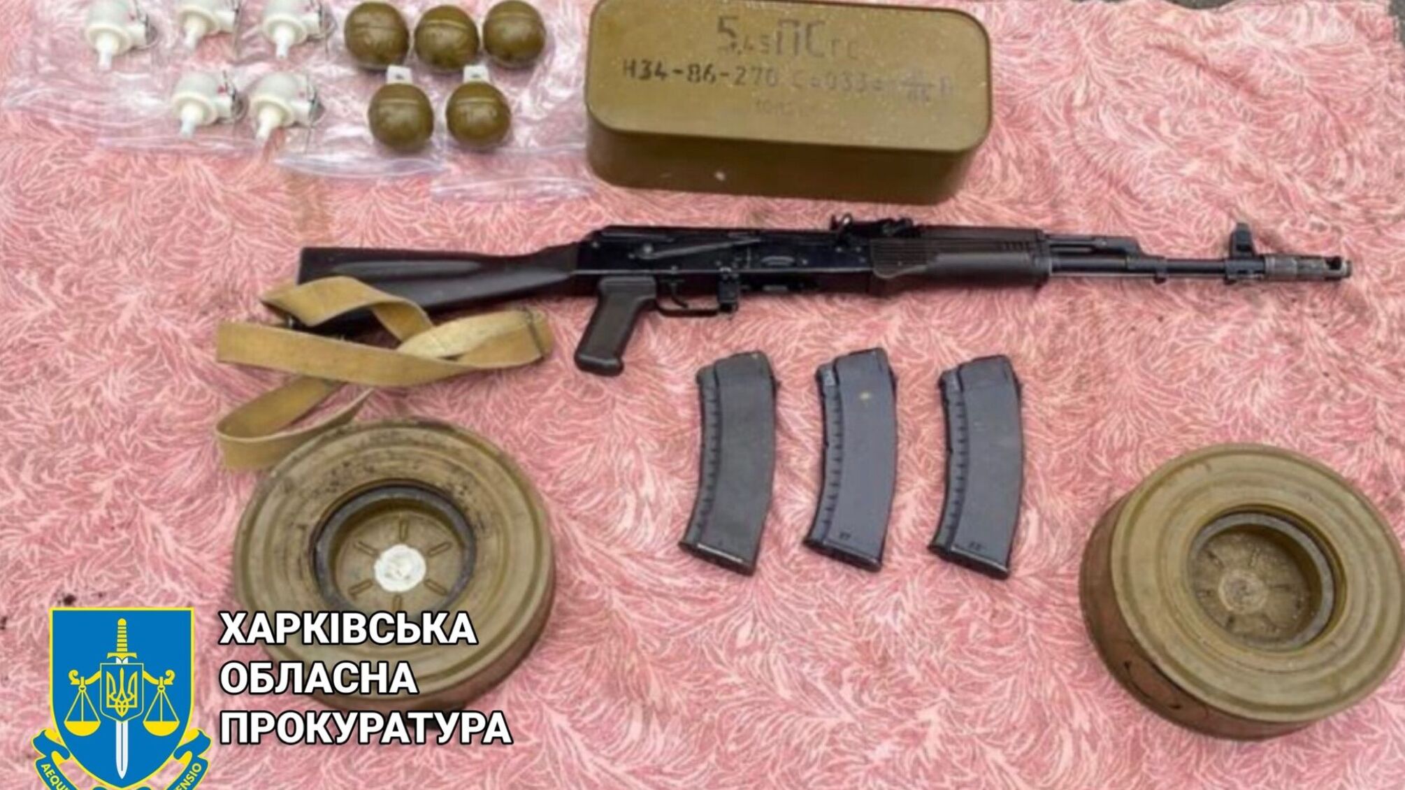 Незаконно хранил арсенал оружия и боеприпасов и успел на этом подработать: полиция Харькова разоблачила нарушителя