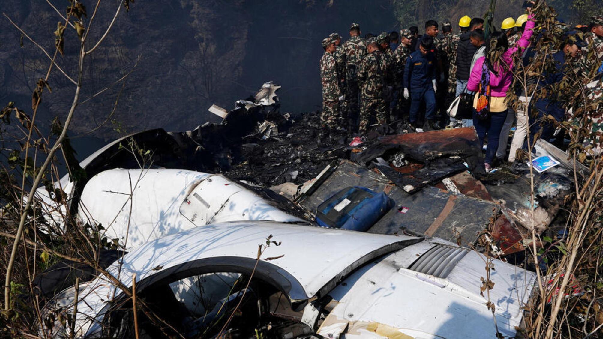 Авіатроща у Непалі: пасажир зняв на відео момент падіння літака (відео)