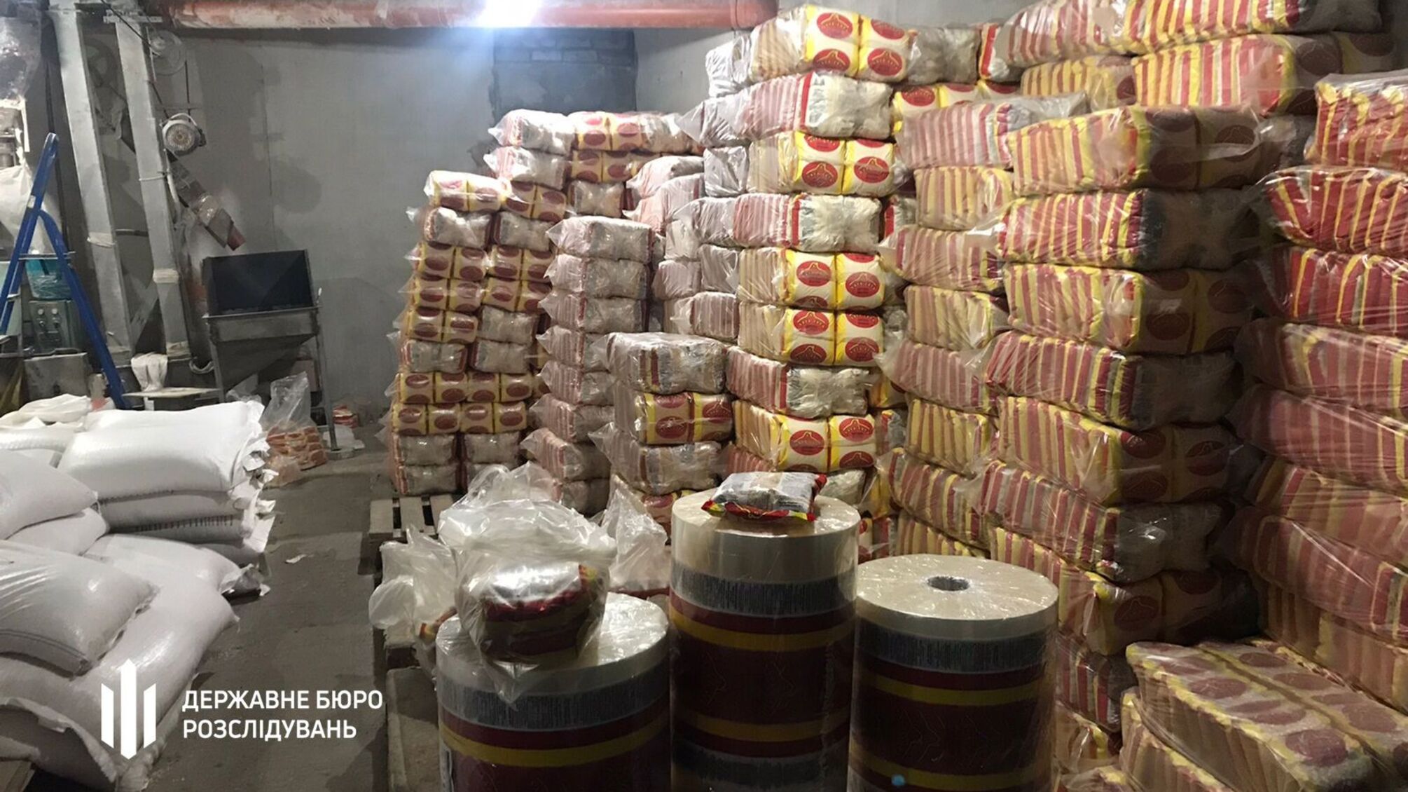 Розкрадали харчові продукти для ЗСУ: ДБР заблокувало масштабну схему