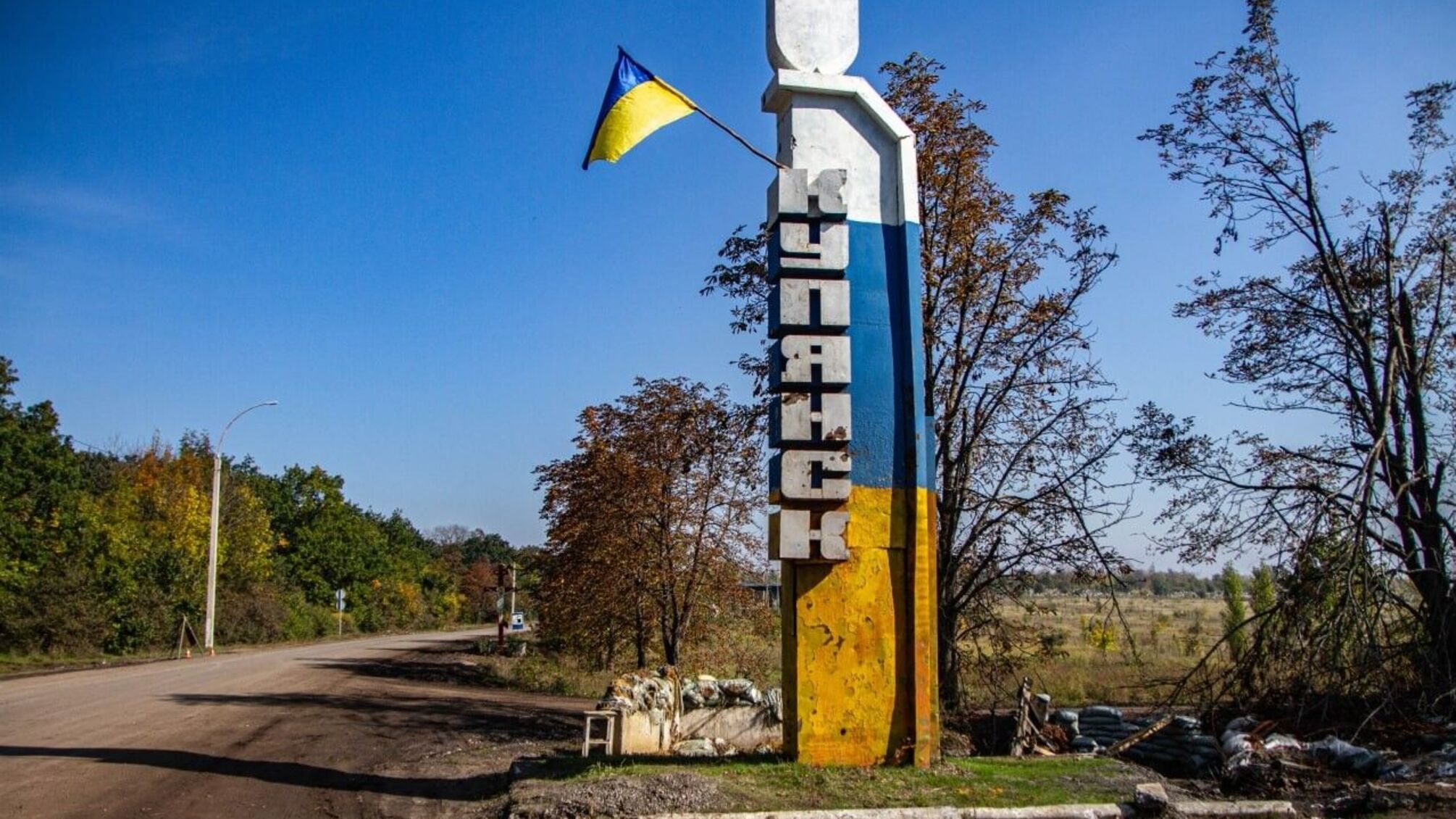 У Куп’янську викрили колаборанта – батька хлопця, який збивав із будівлі Герб України (фото)