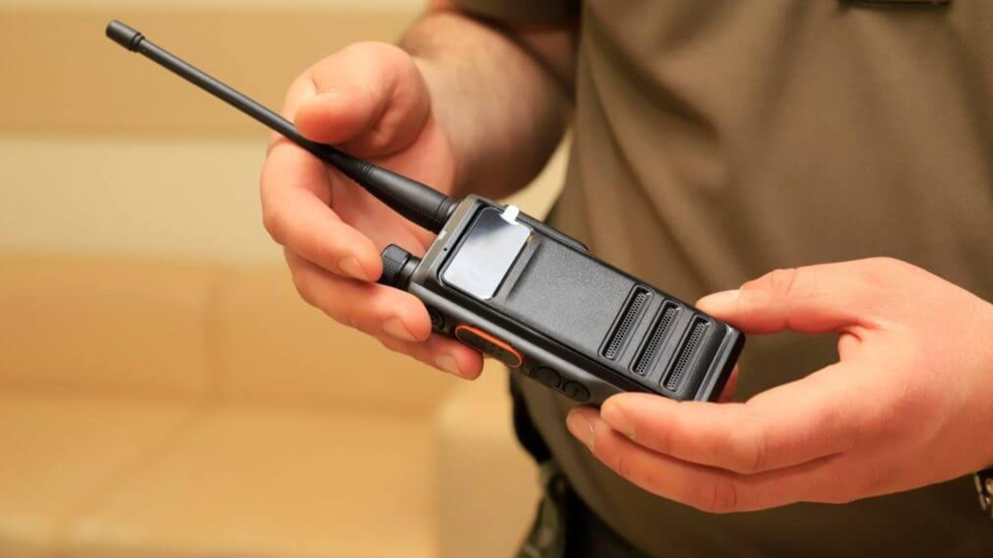 Украинские военные с помощью дрона подобрали с поля боя рацию погибшего оккупанта