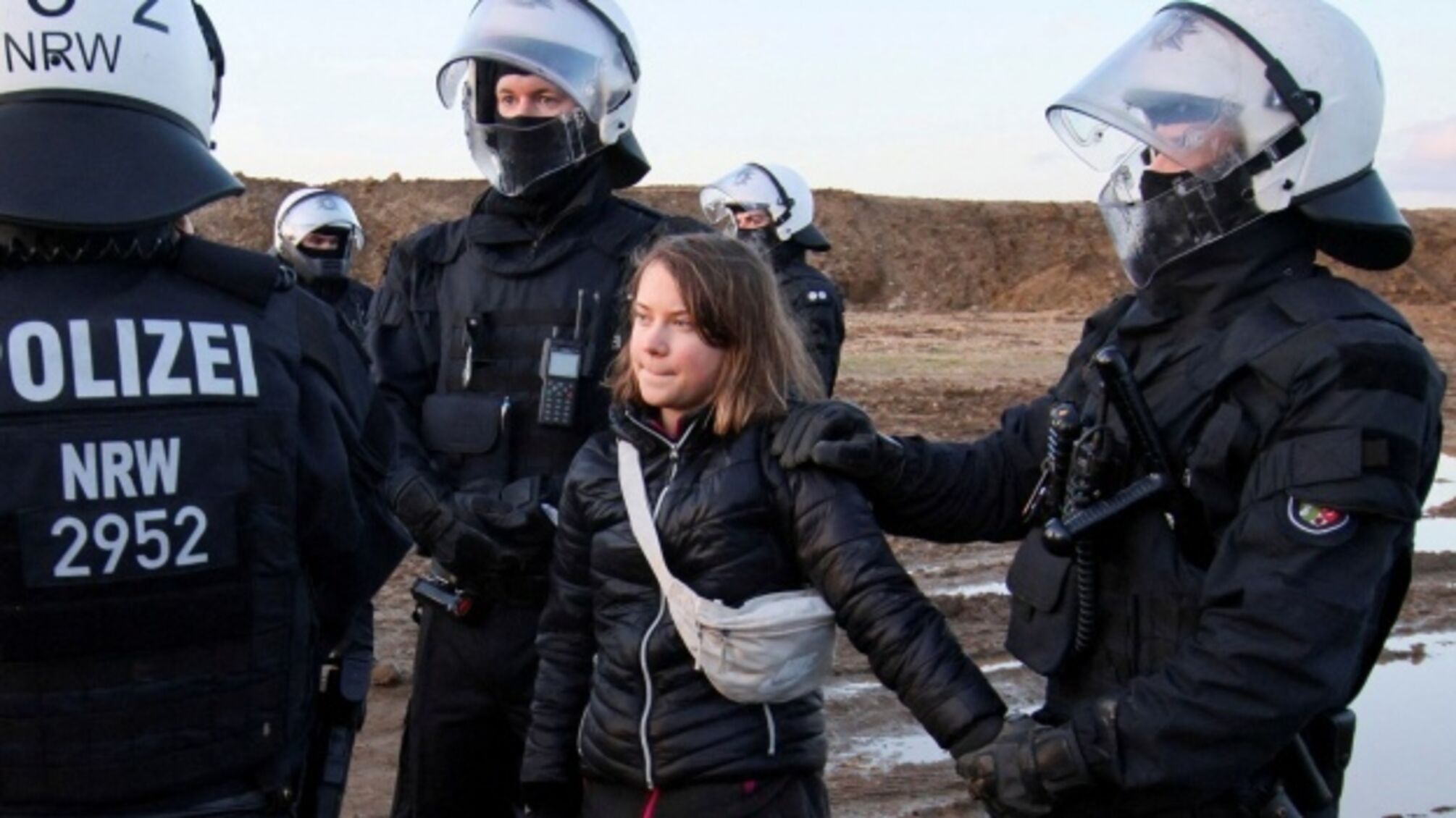 Немецкие полицейские задержали экоактивистку Грету Тунберг (фото)