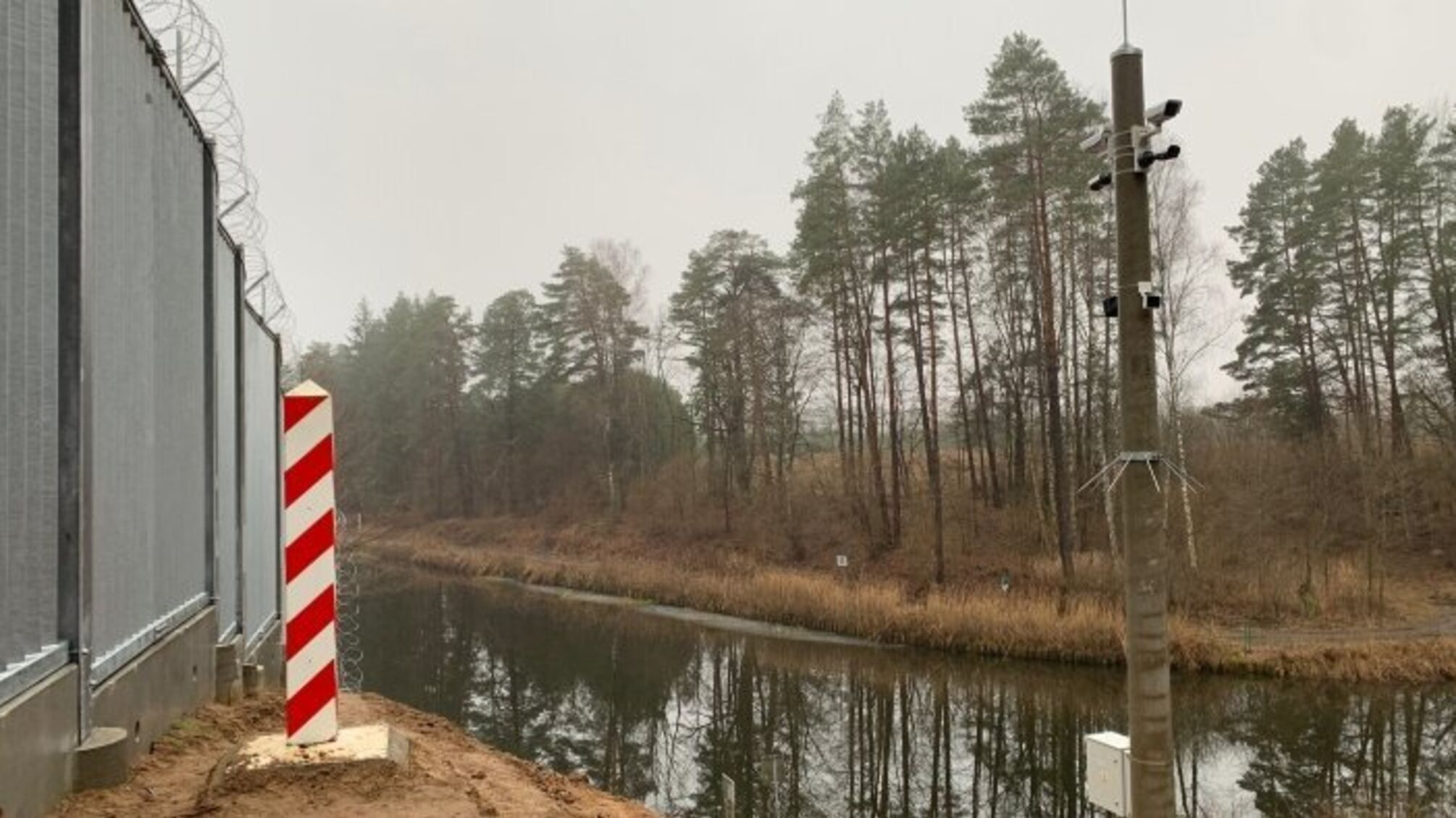 Польща завершила будівництво стіни на кордоні з Білоруссю (фото)
