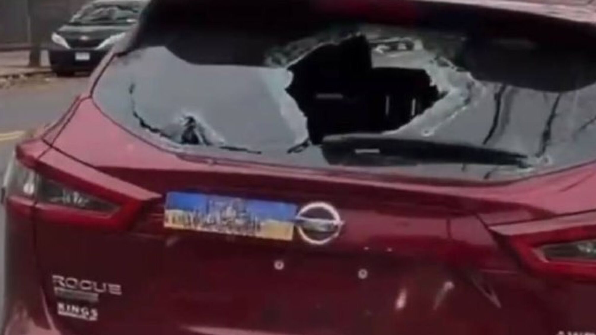 В Нью-Йорке неизвестные разбили машину украинки и нацарапали на автомобиле символ войны 'Z' (видео)