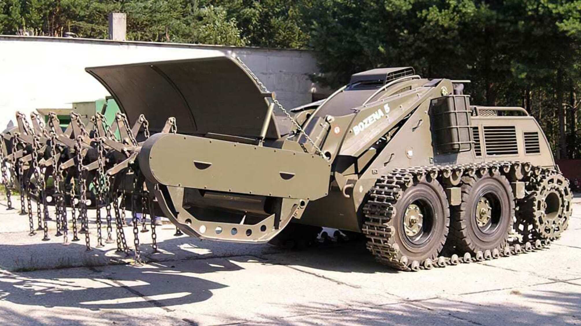 Тероборонівці показали, як 'Bozena-5' розмінує Харківщину