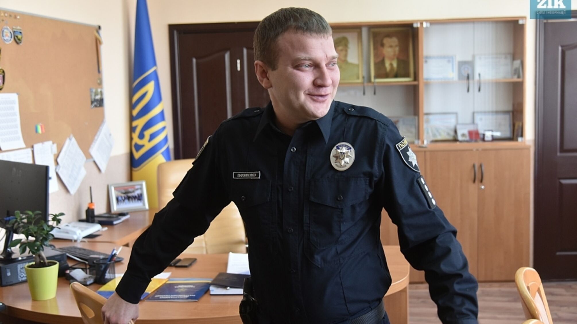 Начальника патрульной полиции Львовщины отстранили: подарил девушке пропуск
