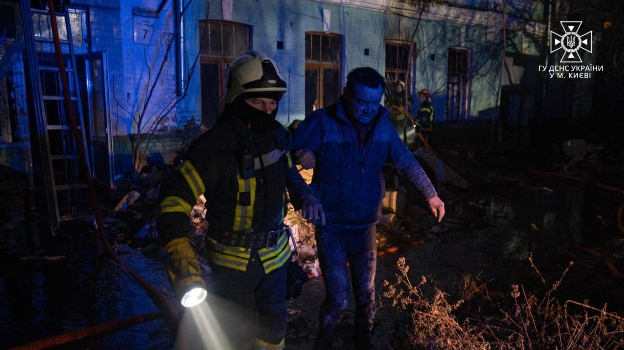 В Києві сталася пожежа: надзвичайники врятували чоловіка (фото)