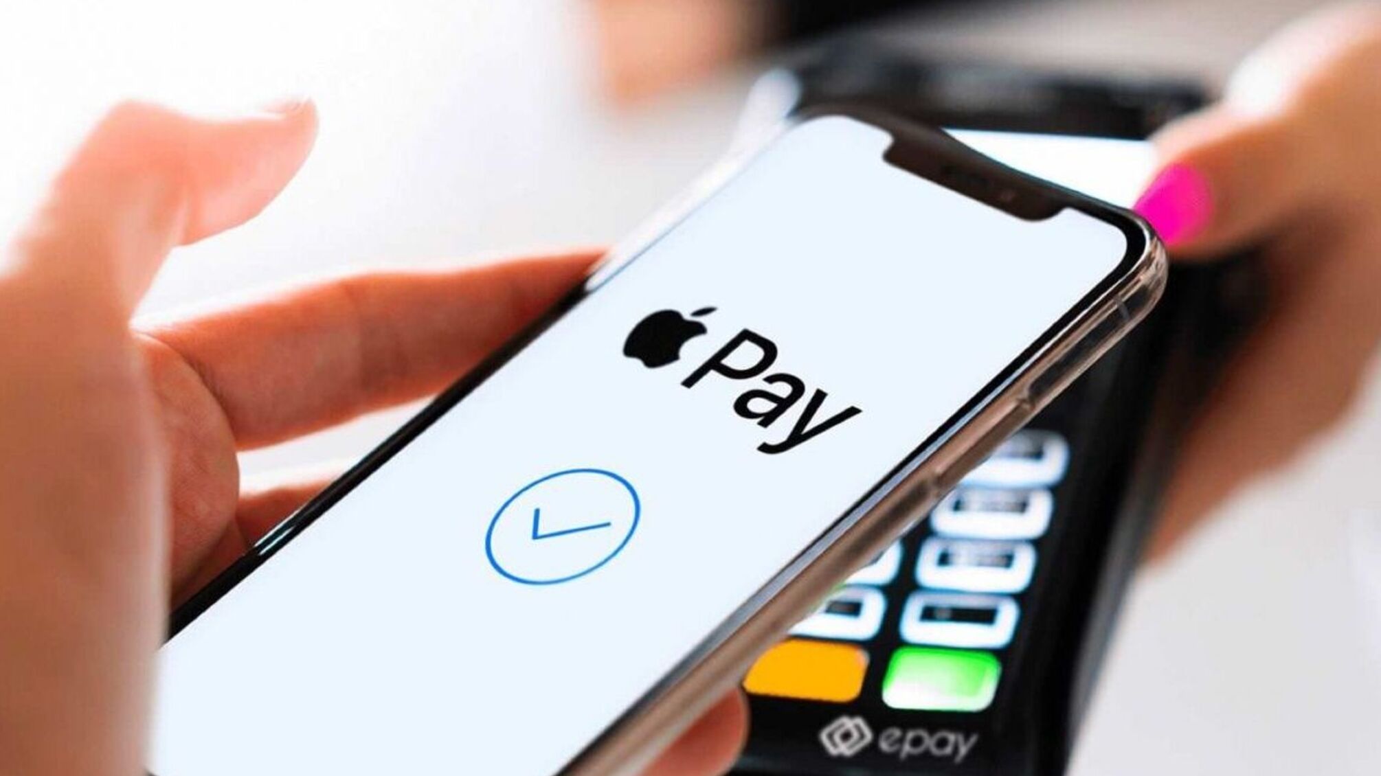 У росії планують замінити Apple Pay наклейками на телефони
