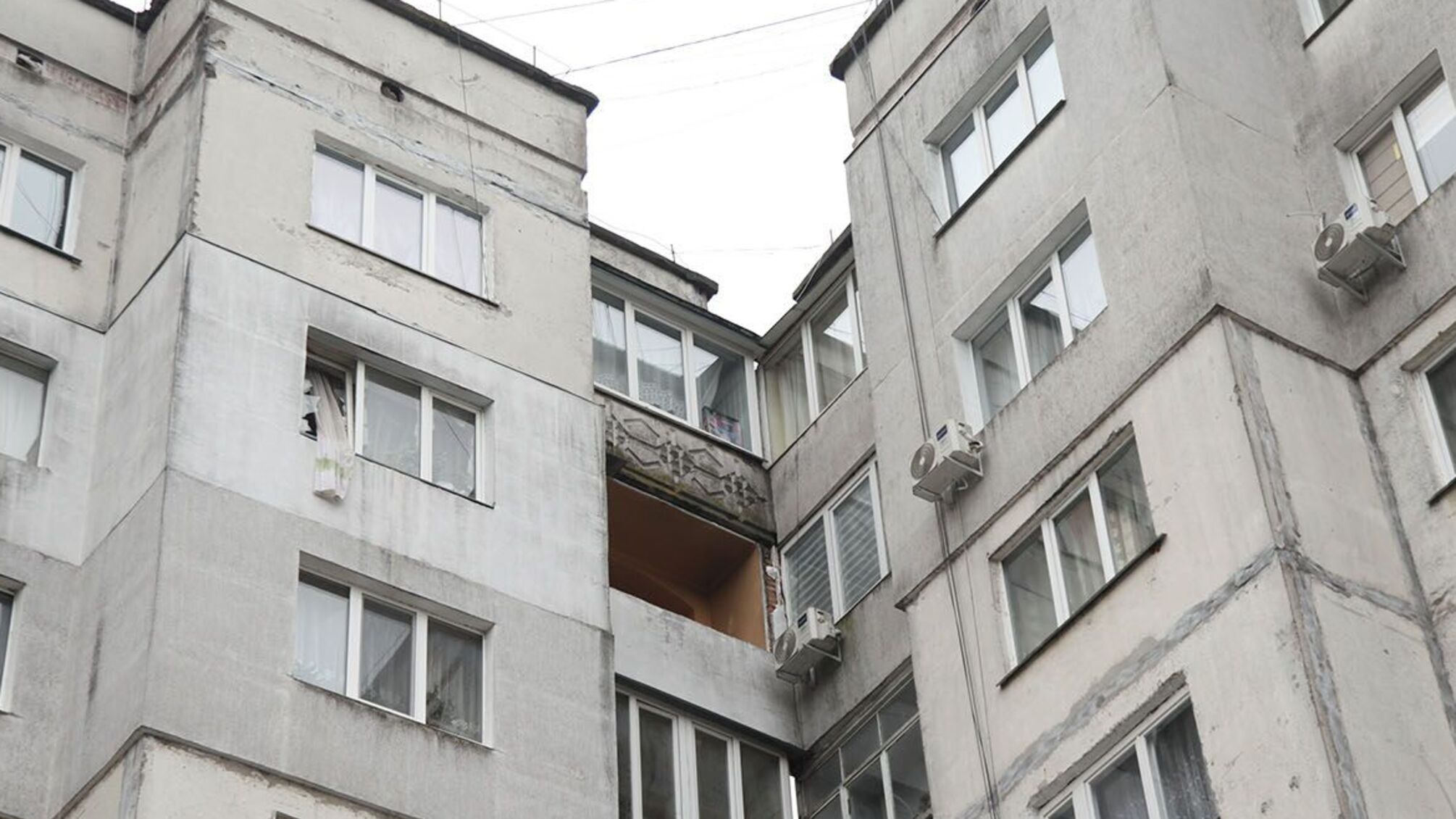 У Хмельницькому правоохоронці встановлюють причини вибуху в квартирі багатоповерхівки