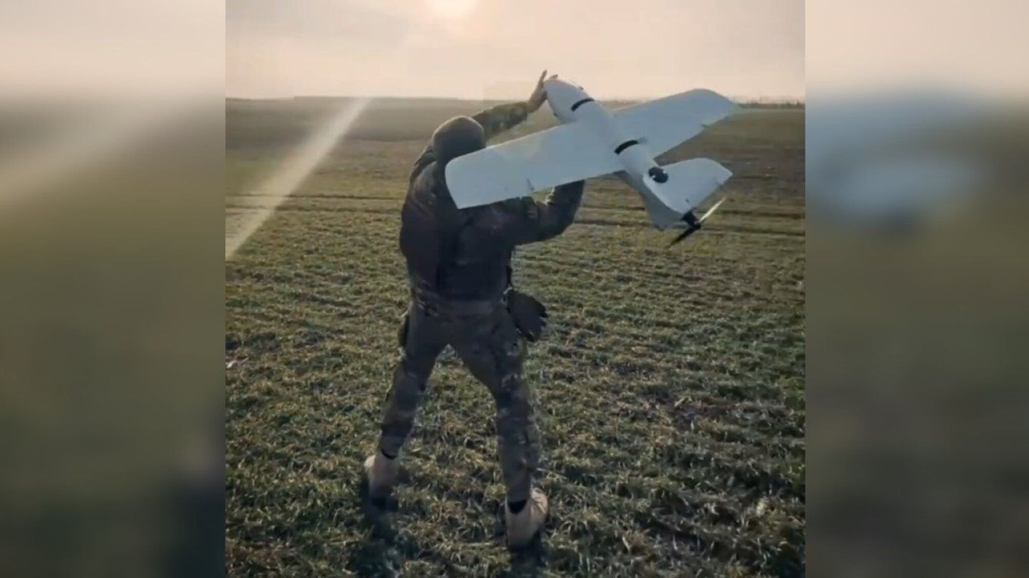 Боец подразделения 'Карлсон' запускает дрон 'Колдун'