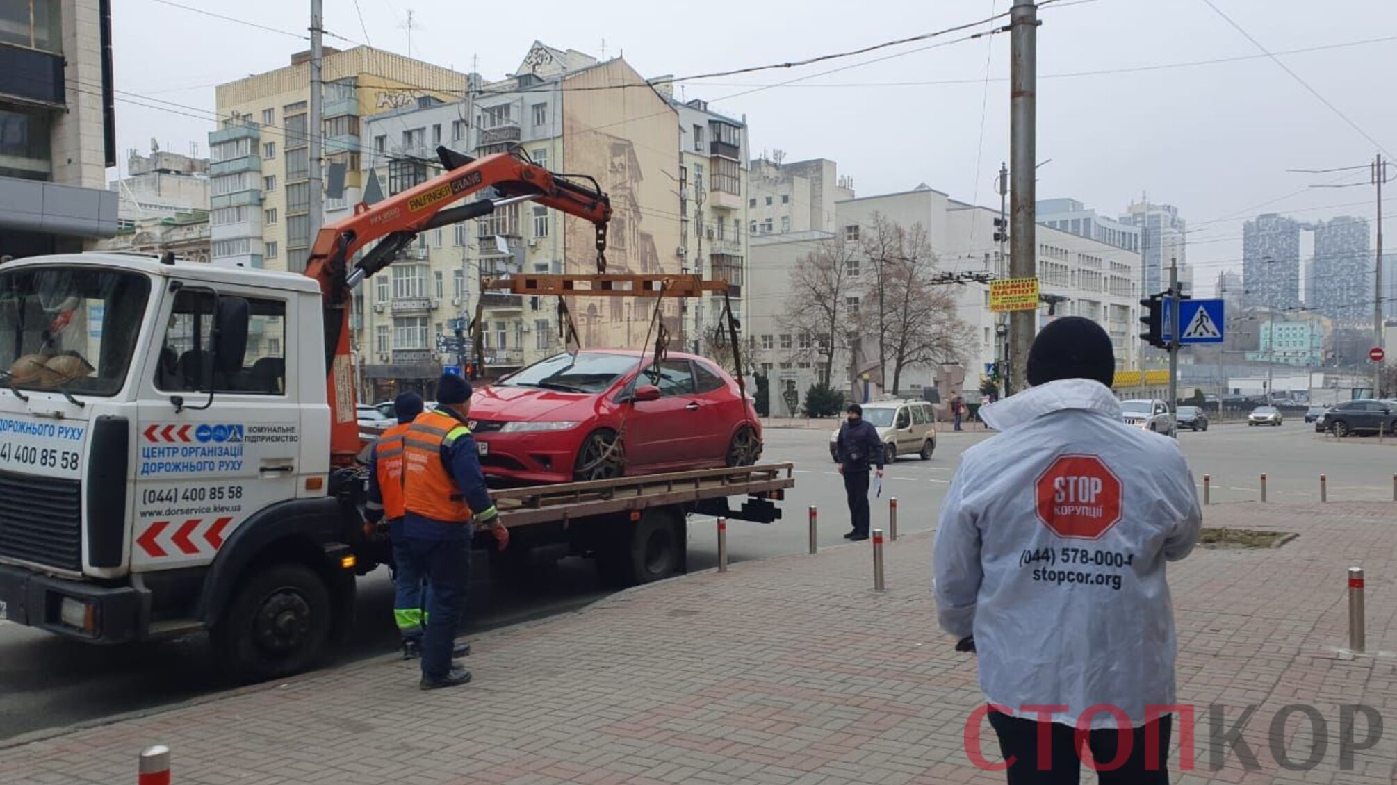 Столичных эвакуаторщиков подловили на нарушении ПДД (видео)