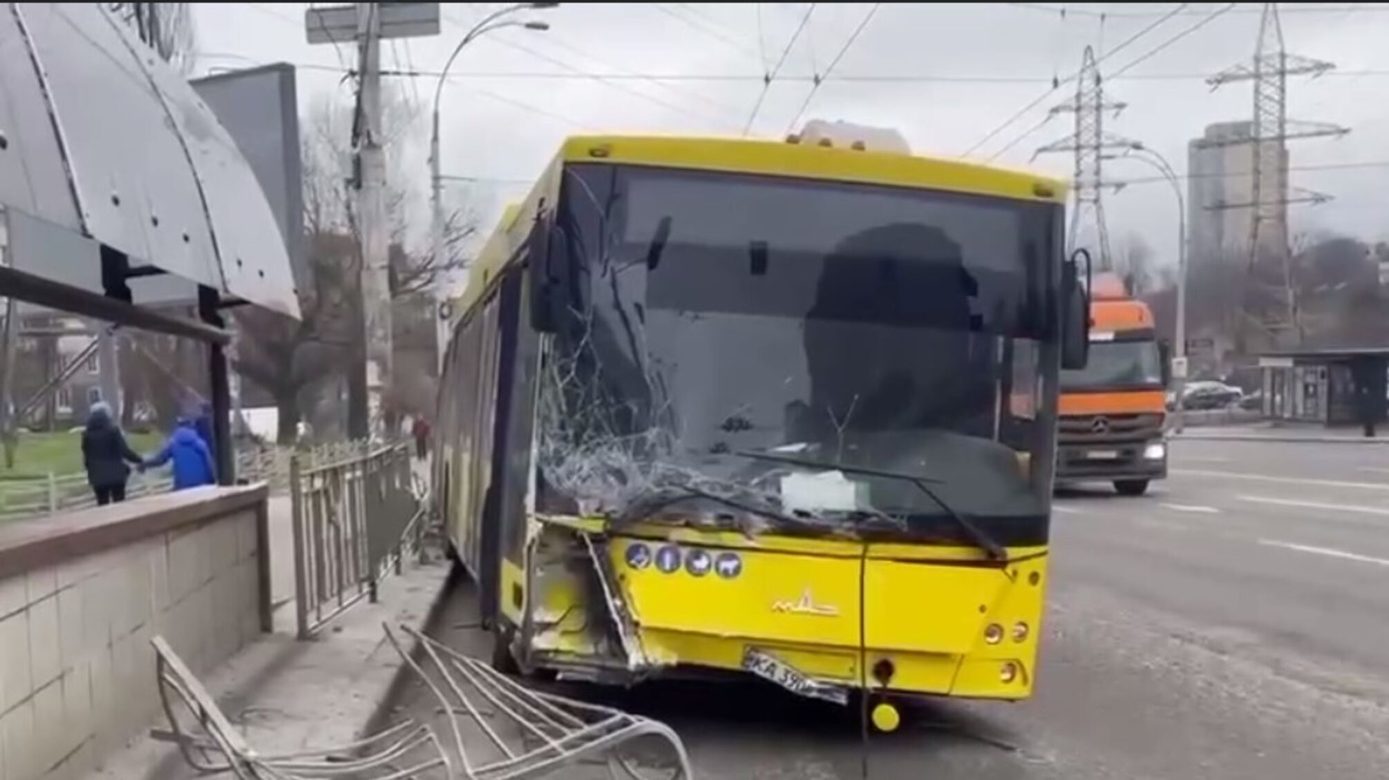 Вылетел с дороги и снес 20 метров забора: в Киеве – масштабное ДТП