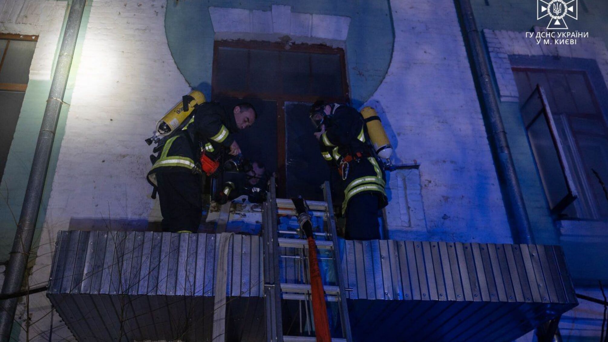 У Києві сталася пожежа: надзвичайники врятували чоловіка