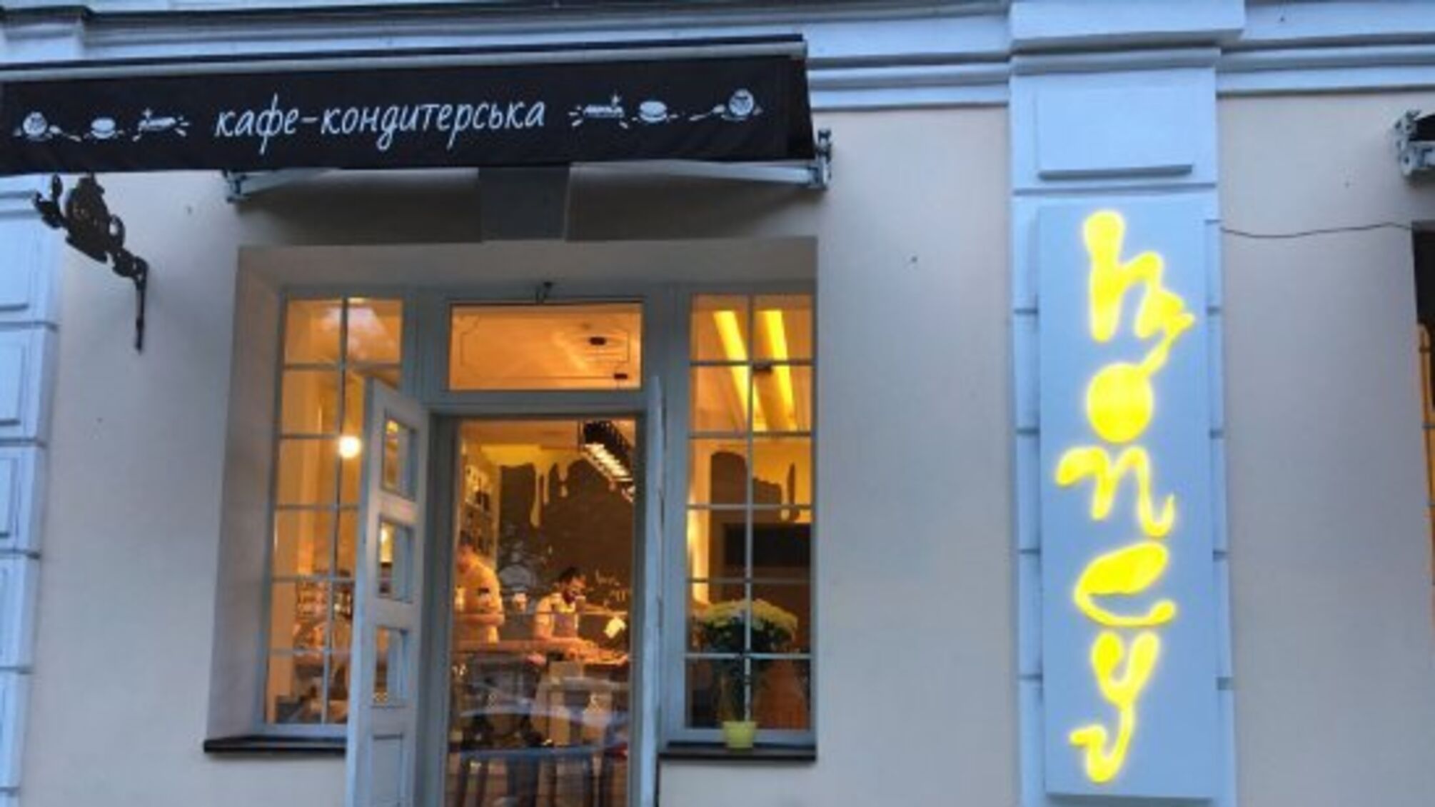 В Киеве четверо человек попали в больницу после посещения кафе: первые детали