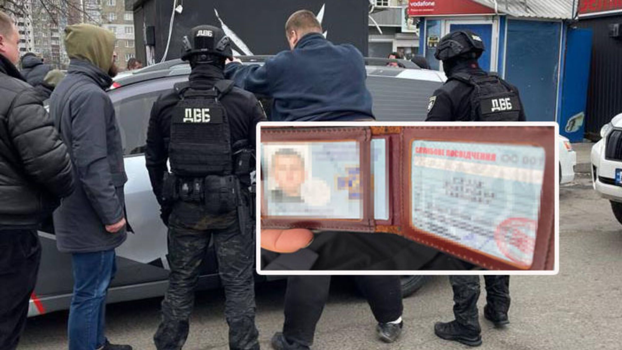 Требовал у мужчины 5 тысяч долларов: в Киеве разоблачили фейкового полицейского