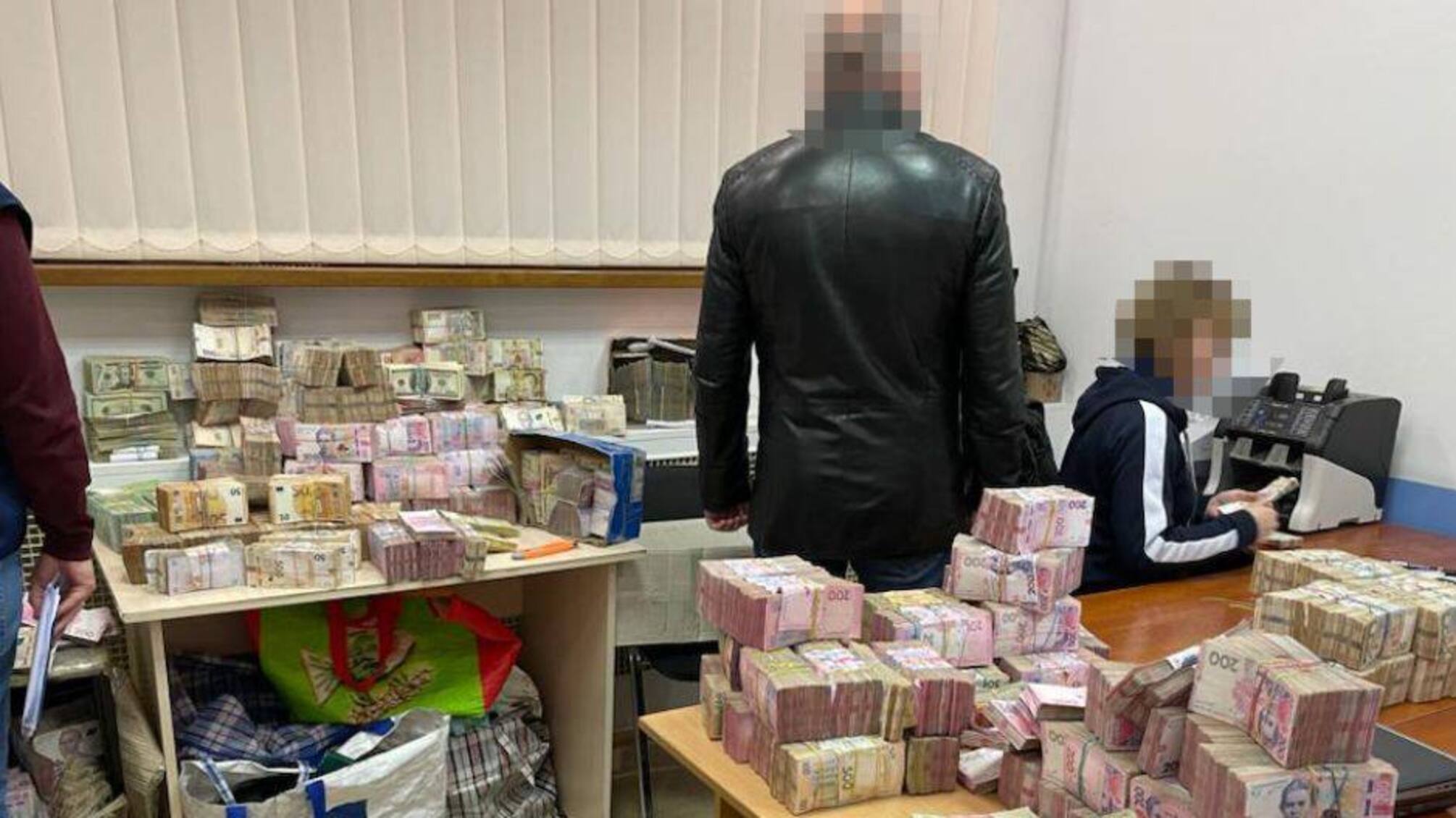 Масштабная схема уклонения от уплаты налогов: во Львовской области изъято более 150 млн грн наличных