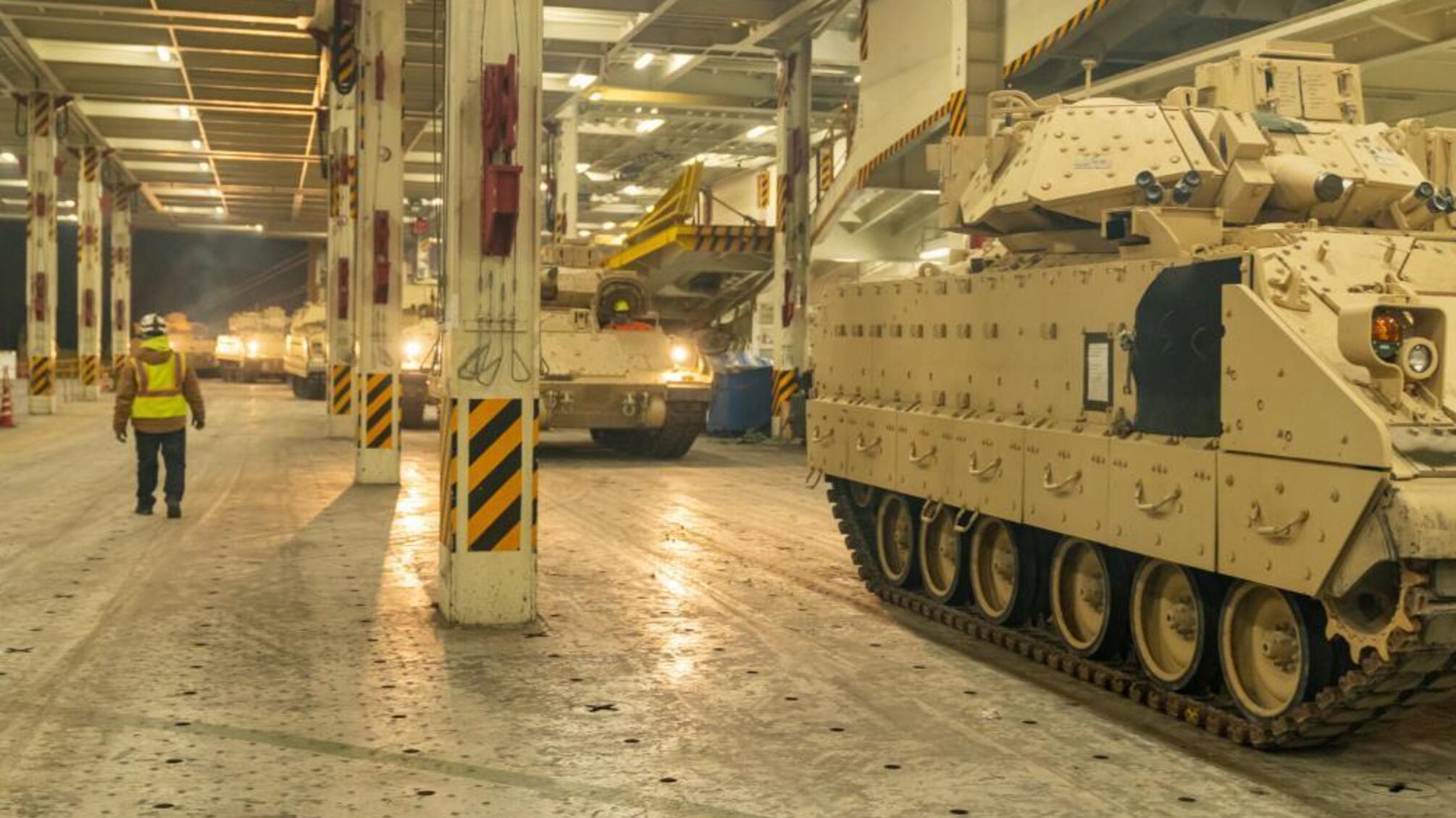 США відправили перші БМП Bradley в Україну: подробиці
