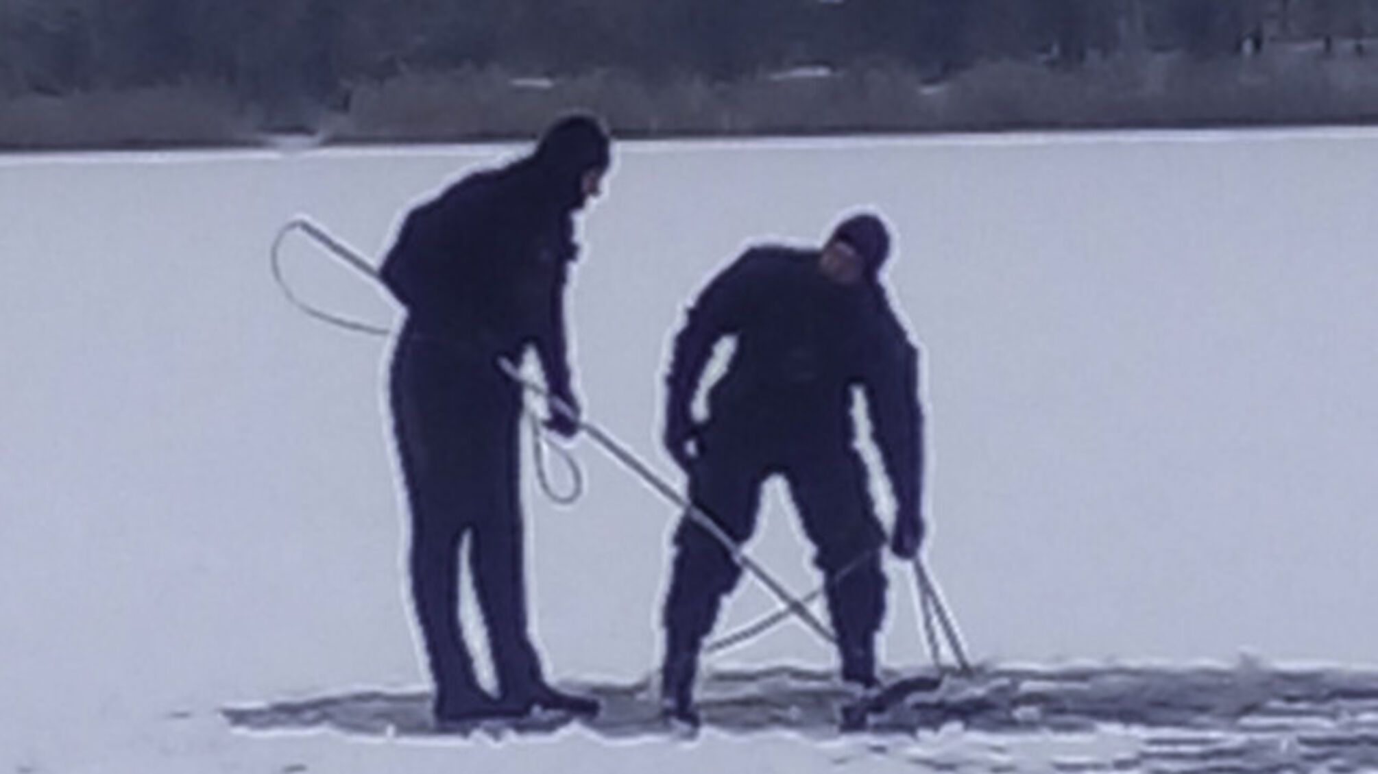 Вмерз в лед: в Киеве из озера достали тело мужчины (фото)